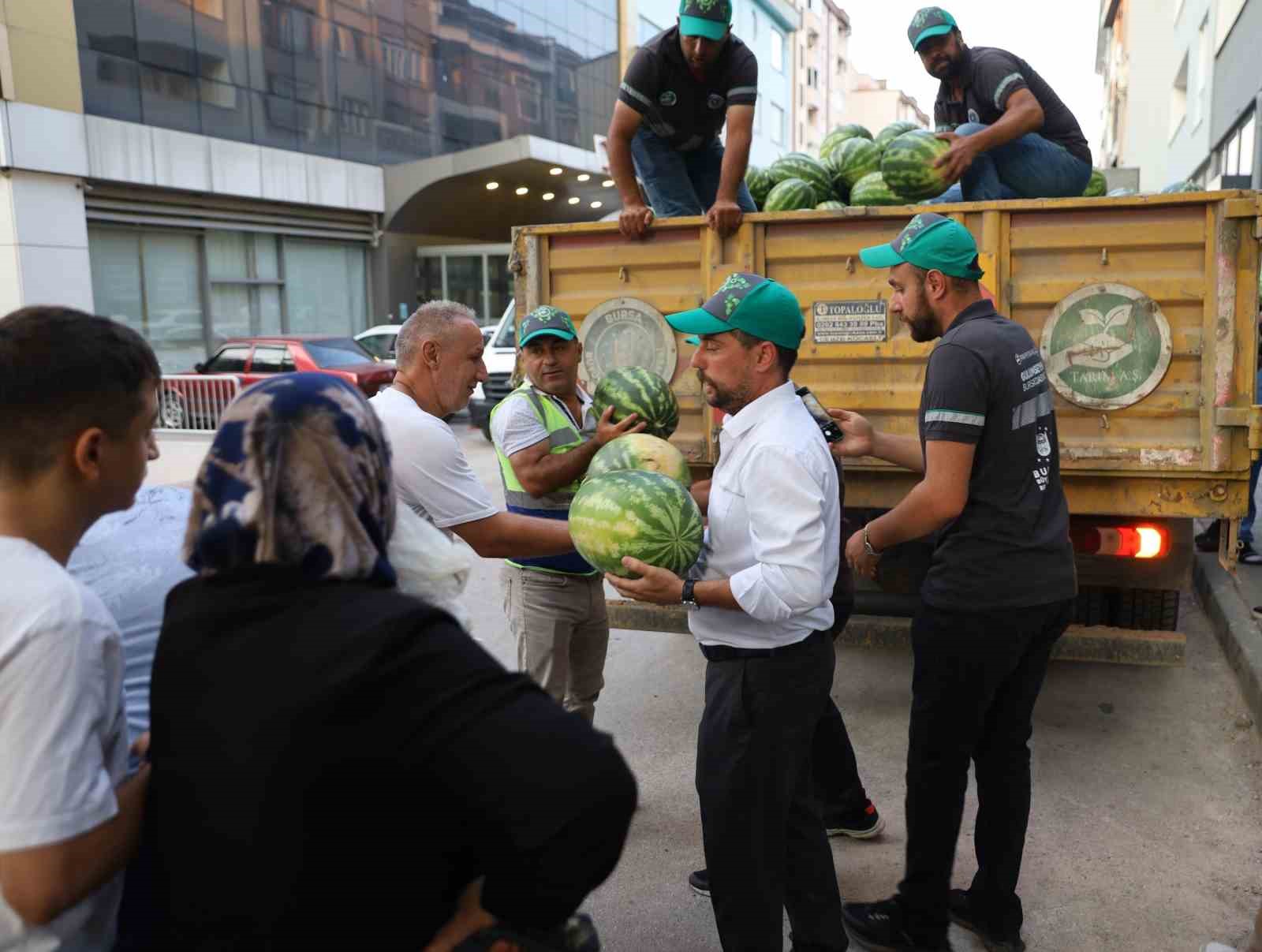 Büyükşehir hem çiftçiyi hem vatandaşı gülümsetti
