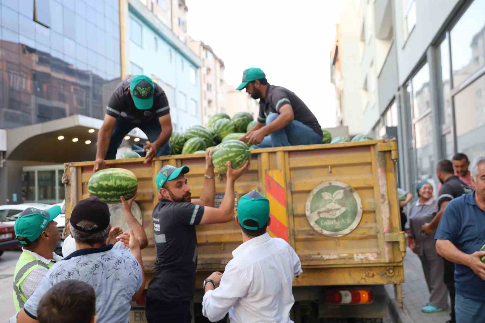 Büyükşehir hem çiftçiyi hem vatandaşı gülümsetti
