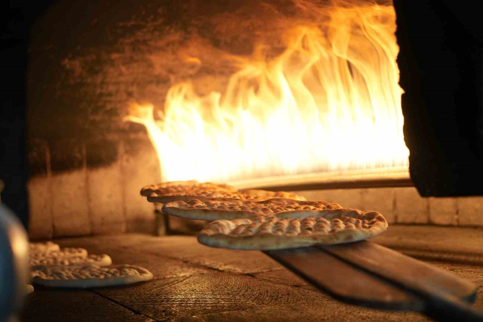 Kilis’in 40 derecelik sıcağında fırınların zorlu ekmek mesaisi
