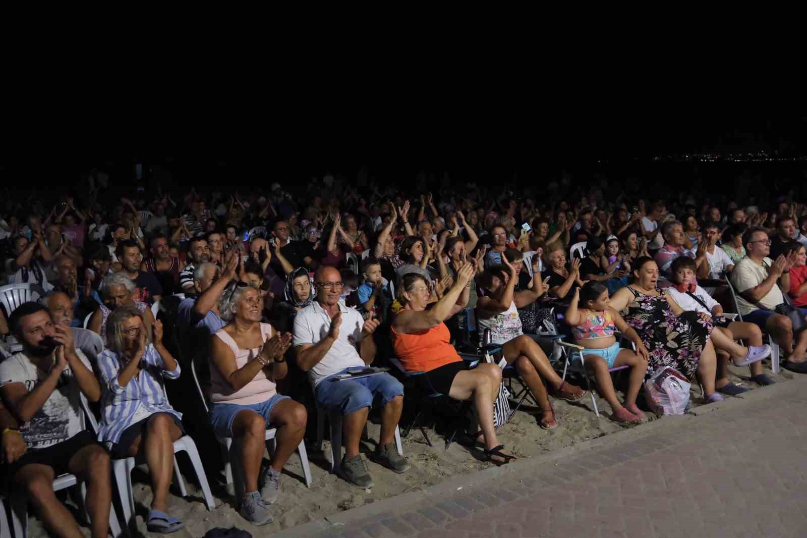 Kuşadalılar Aydın Büyükşehir Belediyesi’nin yaz konserleri ile doyasıya eğlendi
