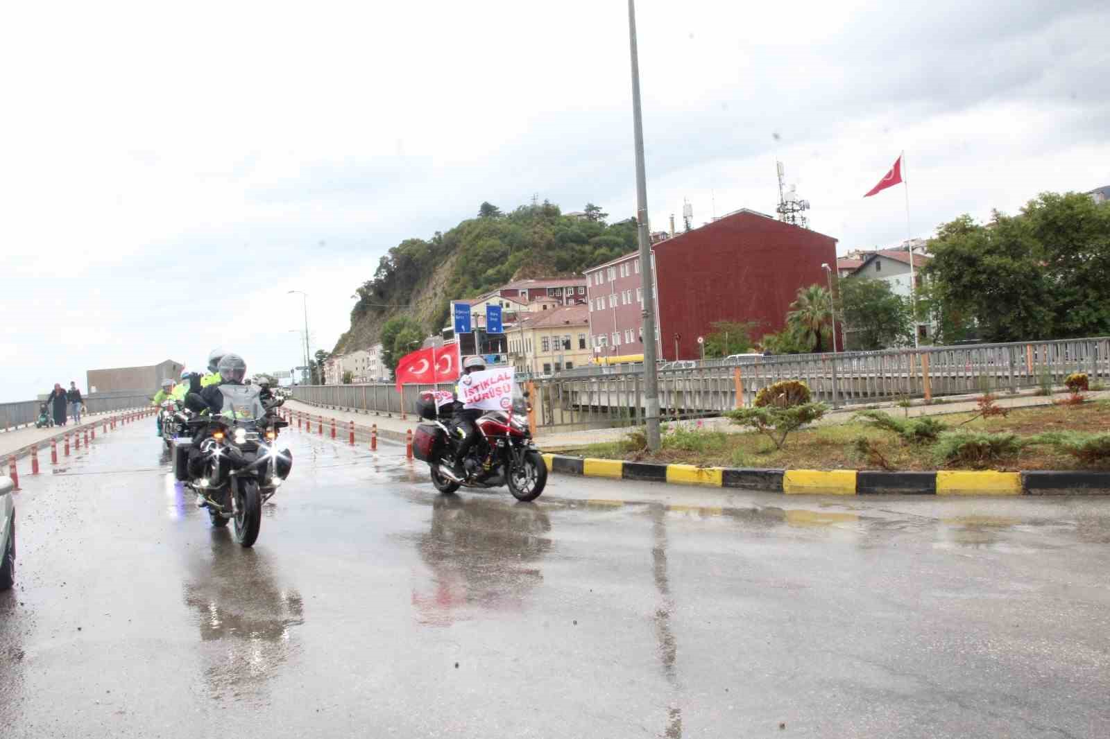 Kurtuluş Savaşı’nda cephanenin taşındığı İstiklal Yolu’nu motorla geçiyorlar
