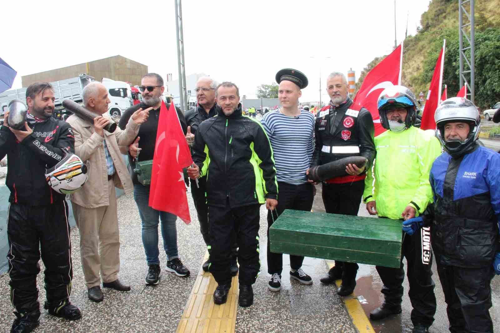 Kurtuluş Savaşı’nda cephanenin taşındığı İstiklal Yolu’nu motorla geçiyorlar
