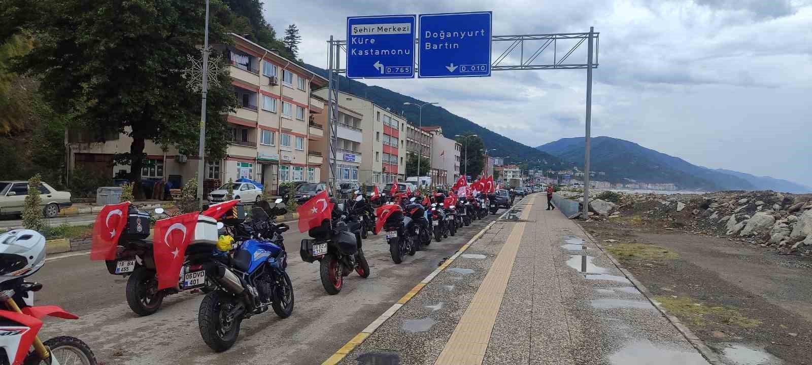 Kurtuluş Savaşı’nda cephanenin taşındığı İstiklal Yolu’nu motorla geçiyorlar
