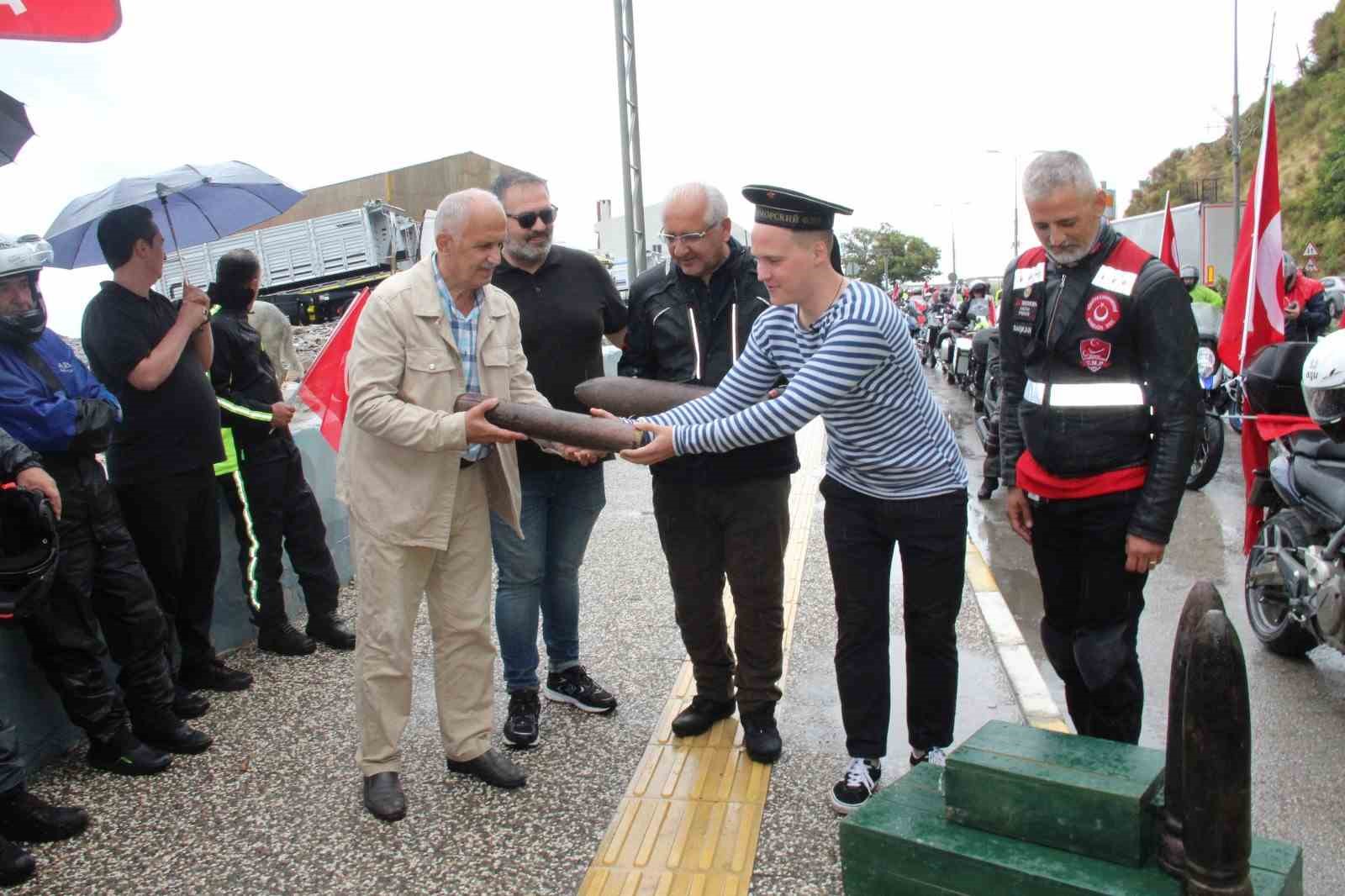 Kurtuluş Savaşı’nda cephanenin taşındığı İstiklal Yolu’nu motorla geçiyorlar
