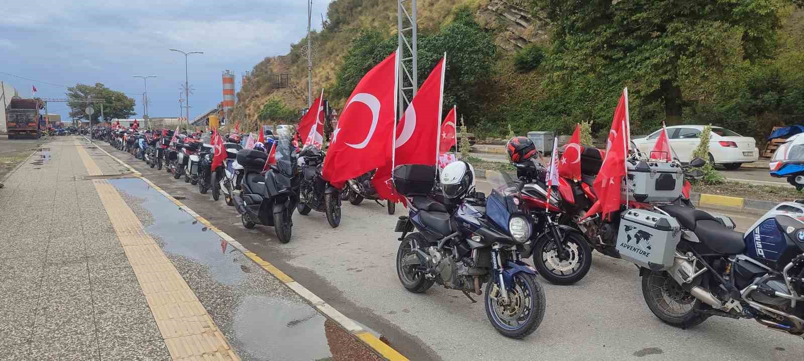 Kurtuluş Savaşı’nda cephanenin taşındığı İstiklal Yolu’nu motorla geçiyorlar
