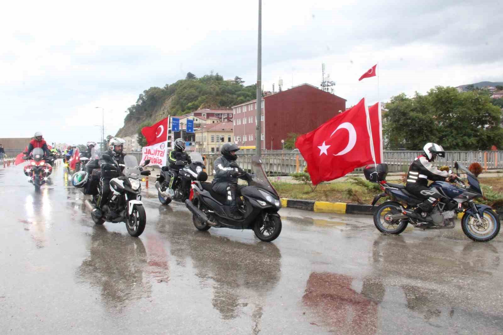 Kurtuluş Savaşı’nda cephanenin taşındığı İstiklal Yolu’nu motorla geçiyorlar
