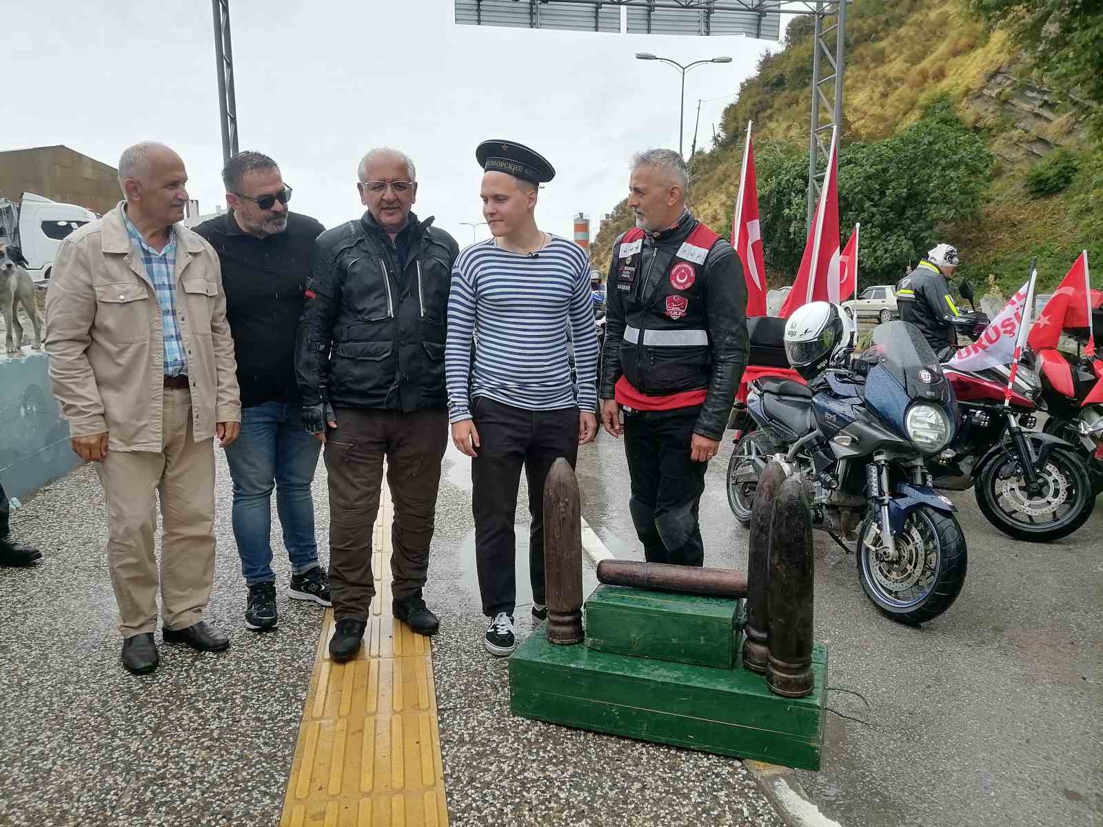 Kurtuluş Savaşı’nda cephanenin taşındığı İstiklal Yolu’nu motorla geçiyorlar
