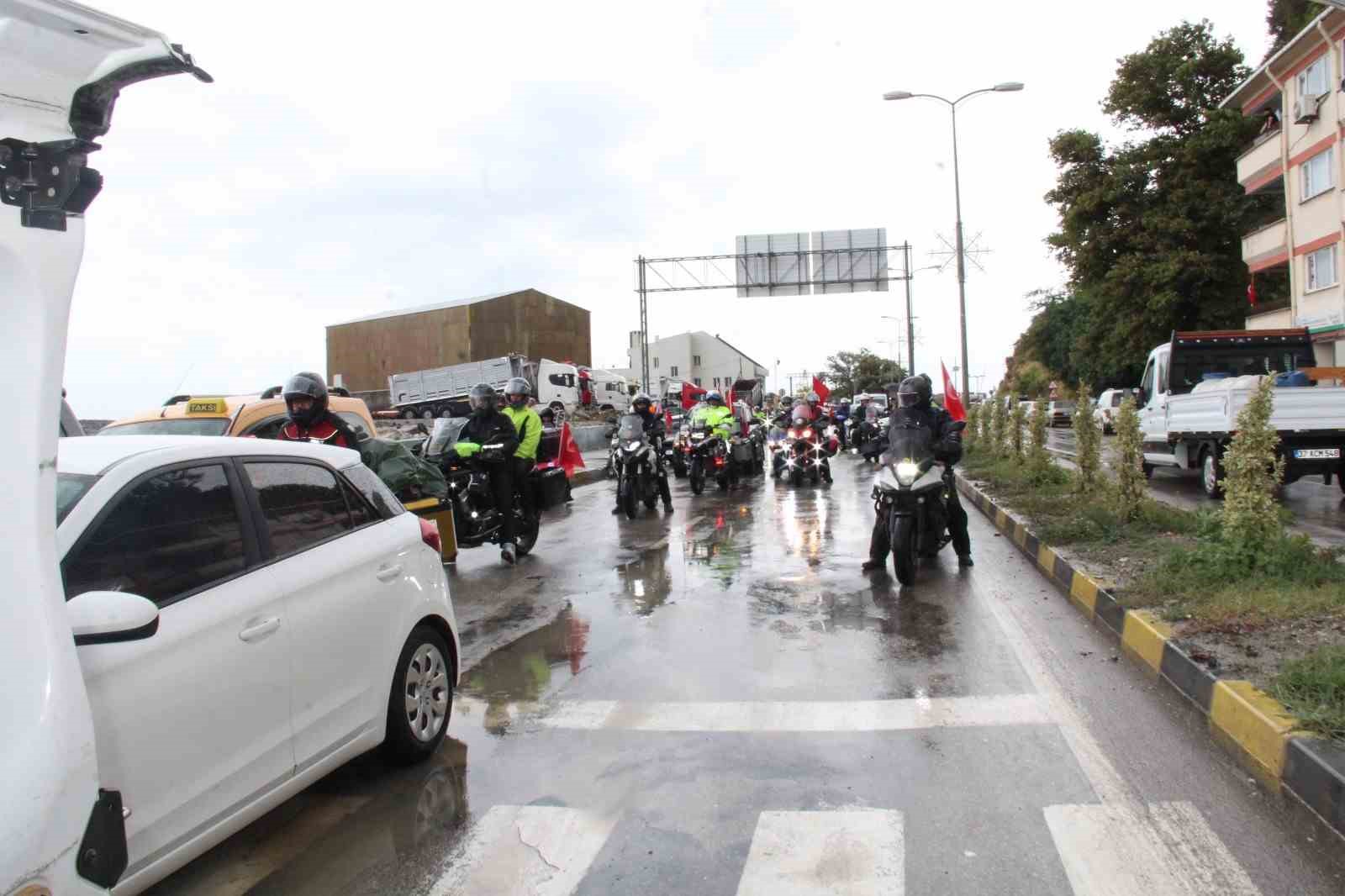 Kurtuluş Savaşı’nda cephanenin taşındığı İstiklal Yolu’nu motorla geçiyorlar
