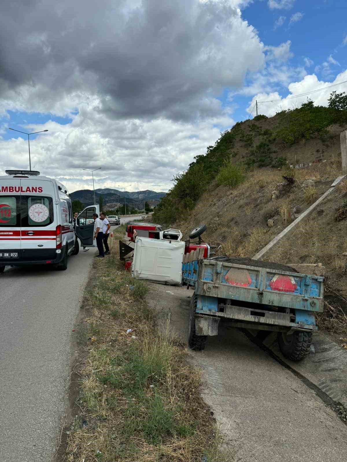 Kontrolden çıkan traktör devrildi, sürücü yaralandı
