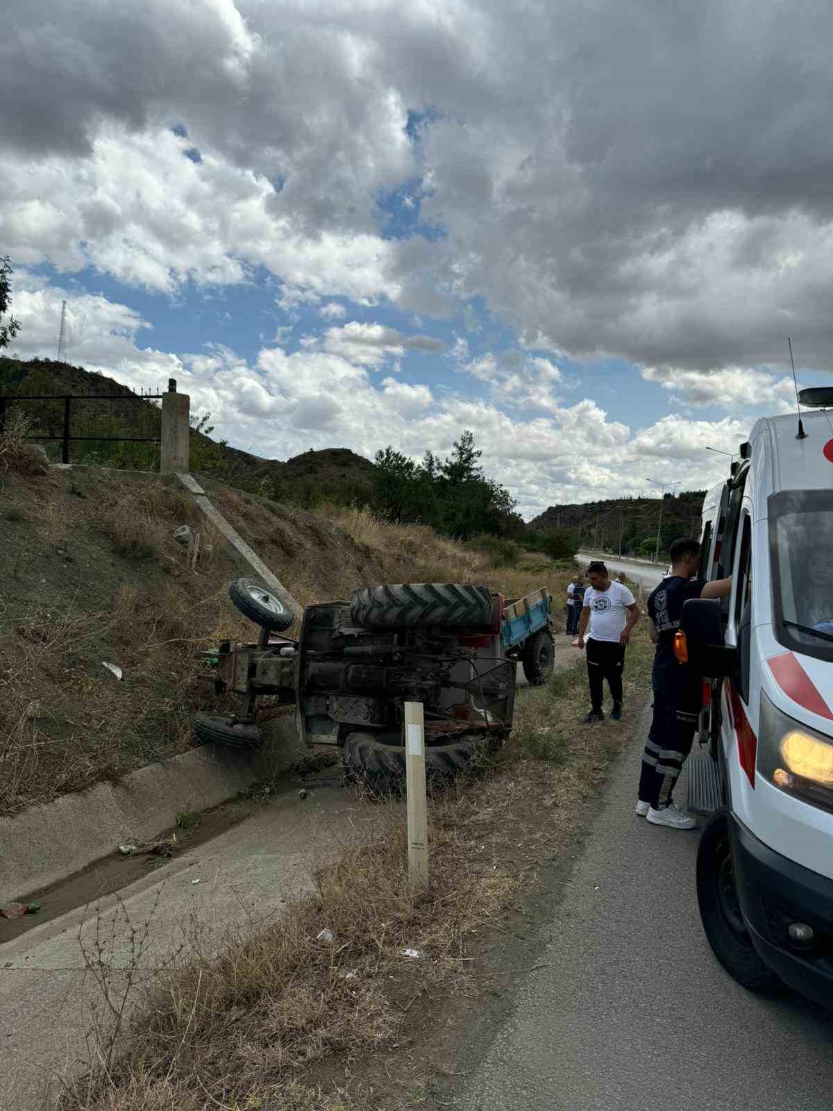 Kontrolden çıkan traktör devrildi, sürücü yaralandı
