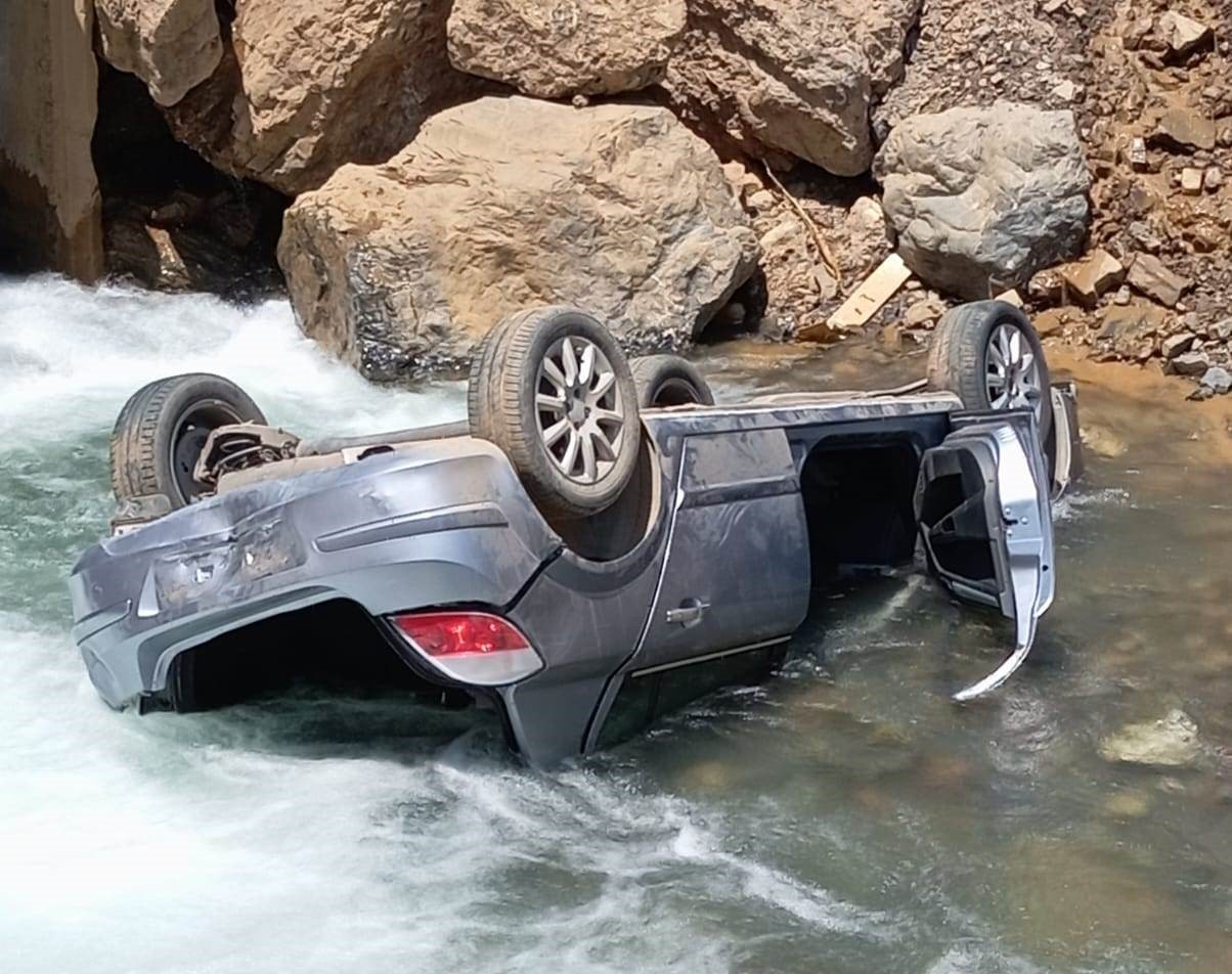 Dereye uçan otomobildeki 3 kişi yara almadan kurtuldu
