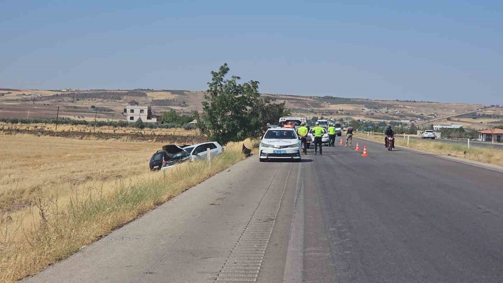 Gaziantep’te 2 araç kafa kafaya çarpıştı: 6 yaralı
