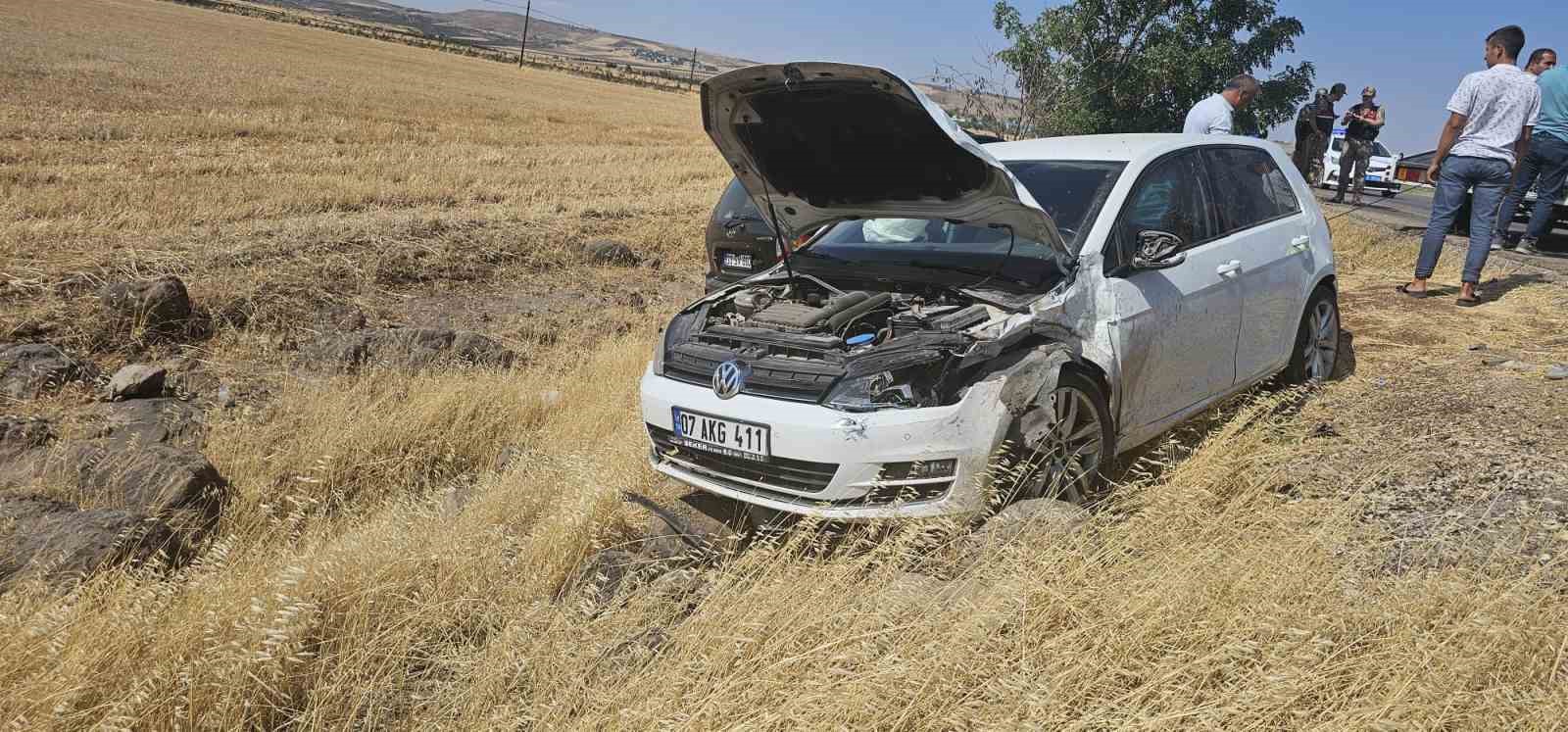 Gaziantep’te 2 araç kafa kafaya çarpıştı: 6 yaralı
