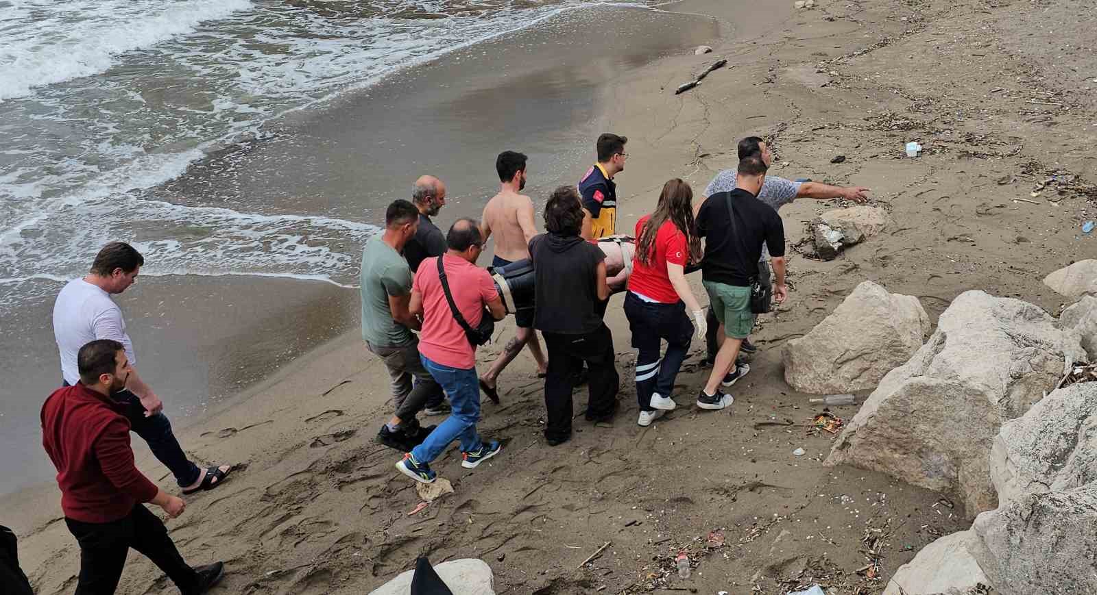 Denizde akıntıya kapılan vatandaşı boğulmaktan restoran çalışanı kurtardı
