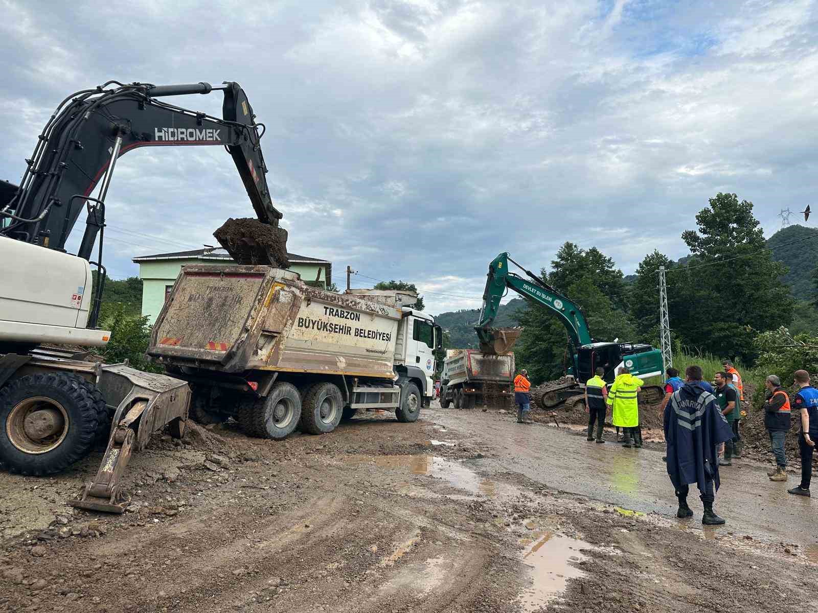 Belediye ekipleri şiddetli yağışlar sonrası kapanan yolları ulaşıma açtı
