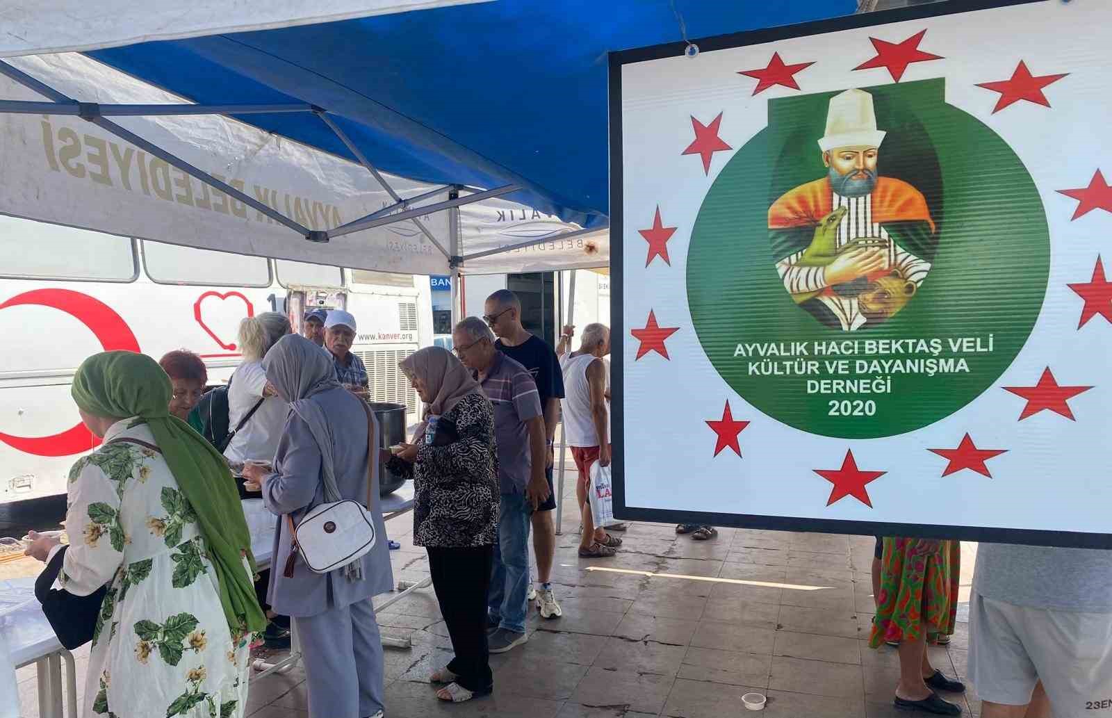 Ayvalık’ta Hacı Bektaş Veli Kültür ve Dayanışma Derneği’nden aşure hayırı
