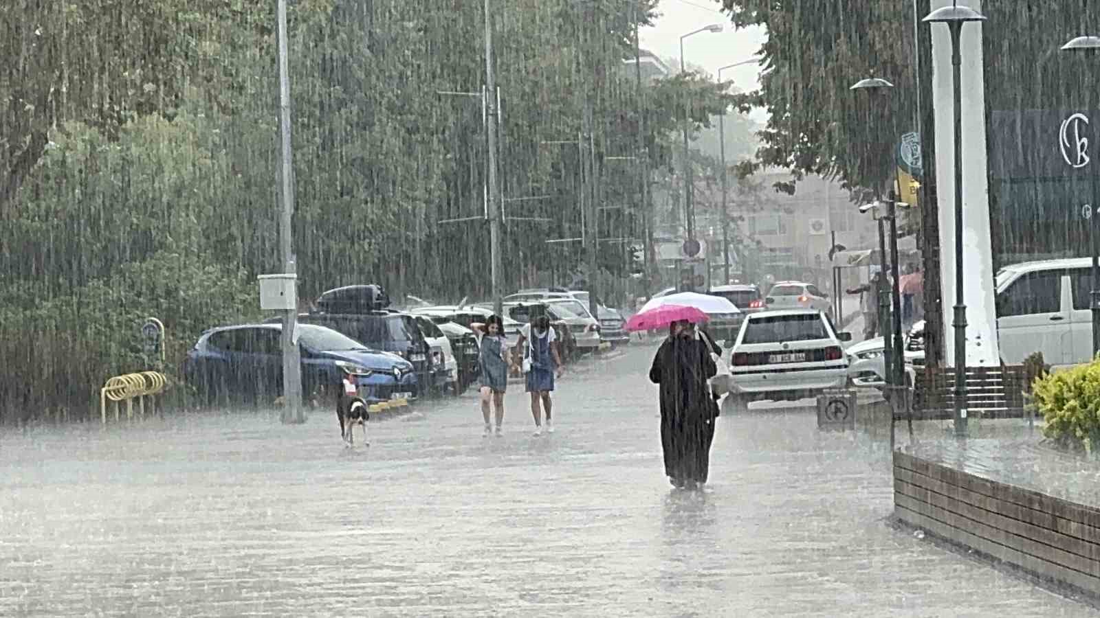 Yağmura sevindiler, yağış altında oynayarak serinlediler
