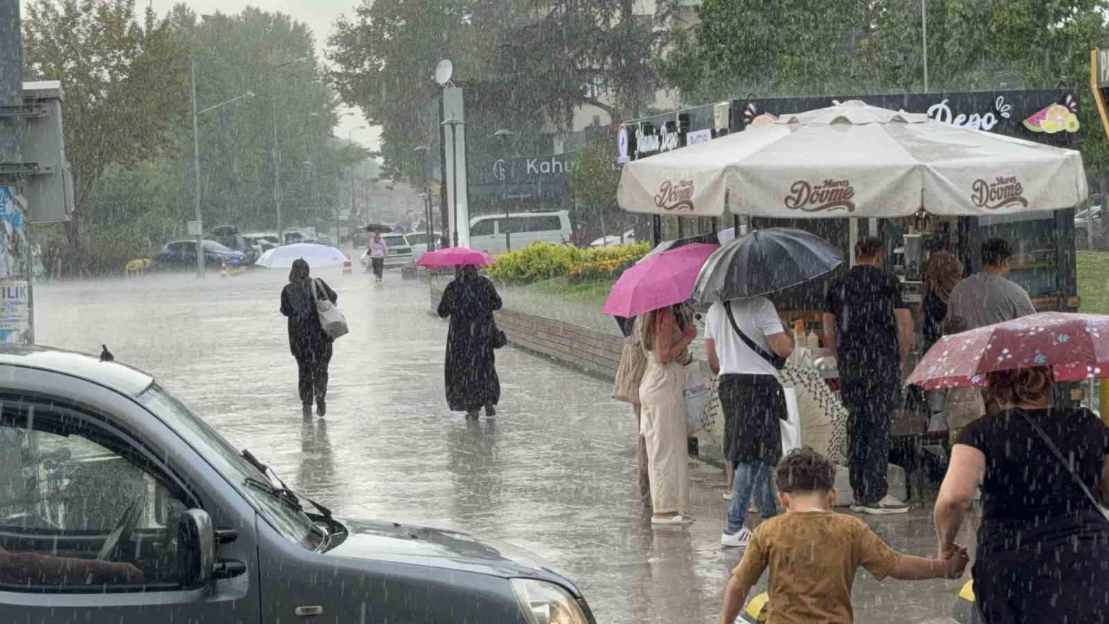 Yağmura sevindiler, yağış altında oynayarak serinlediler
