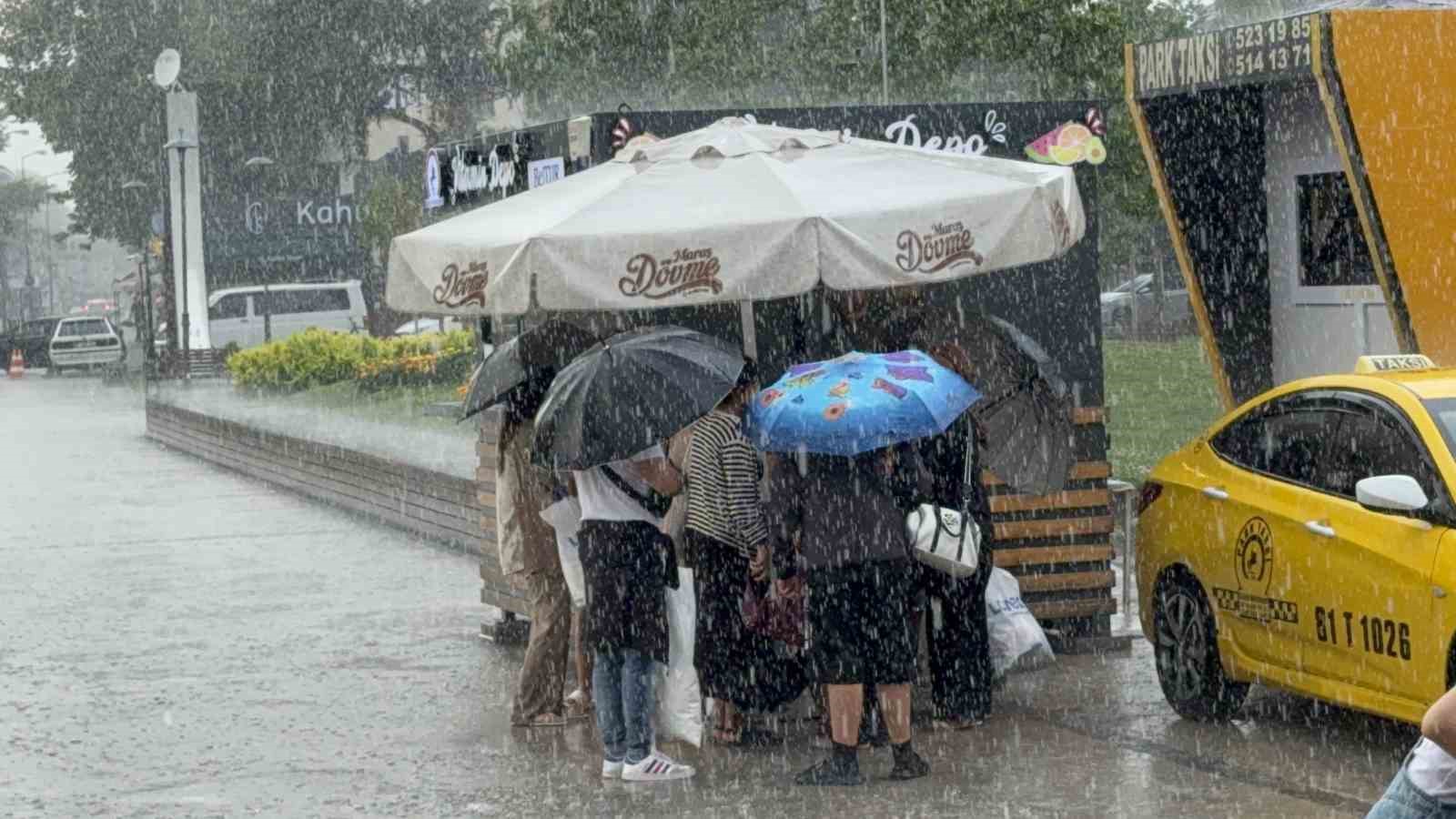 Yağmura sevindiler, yağış altında oynayarak serinlediler
