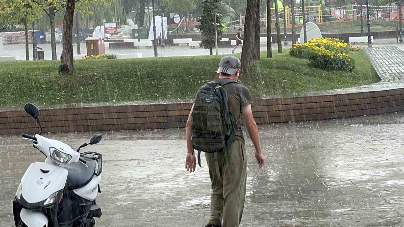 Yağmura sevindiler, yağış altında oynayarak serinlediler
