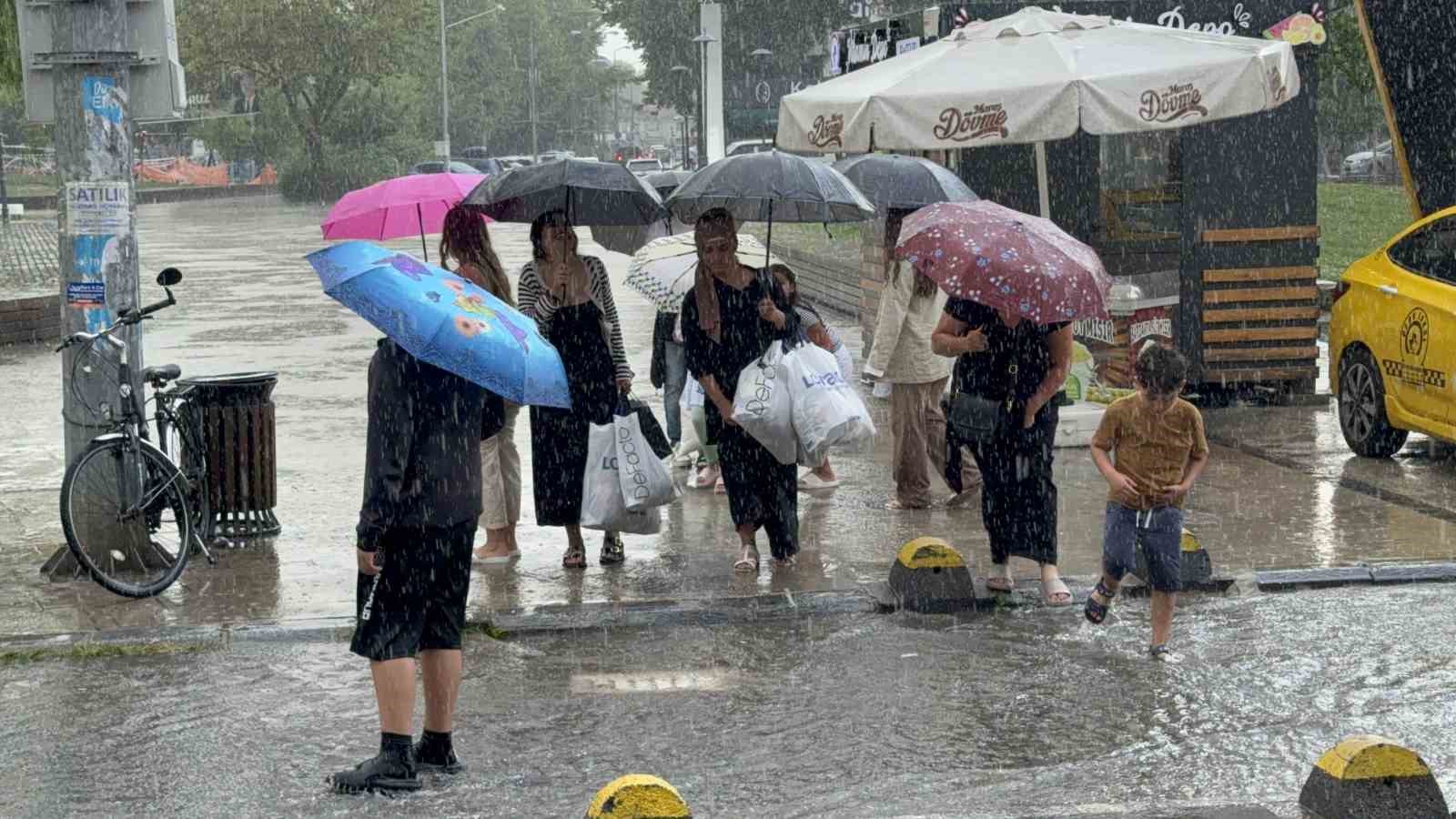 Yağmura sevindiler, yağış altında oynayarak serinlediler
