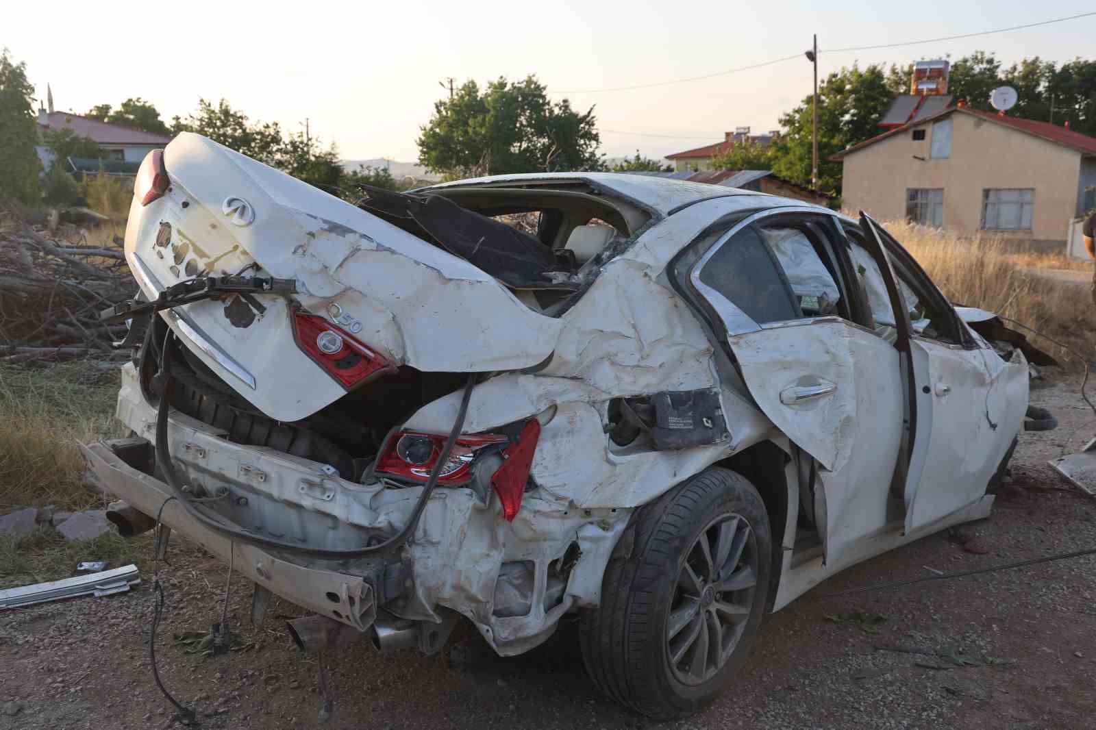 Ağaçları kırıp tarlaya uçtu, tekerleği ise 50 metre uzaklıktaki bahçeye fırladı
