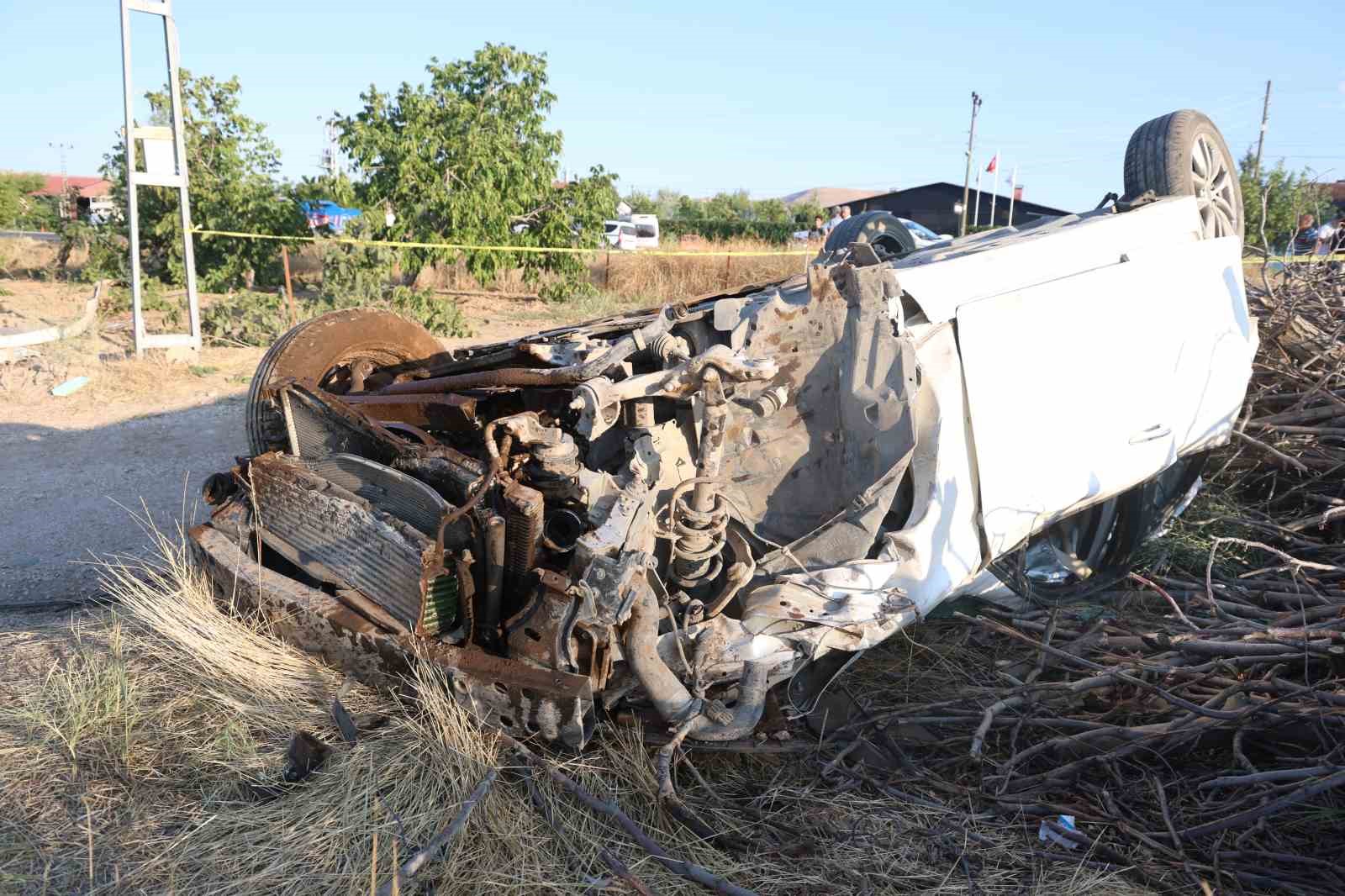 Ağaçları kırıp tarlaya uçtu, tekerleği ise 50 metre uzaklıktaki bahçeye fırladı
