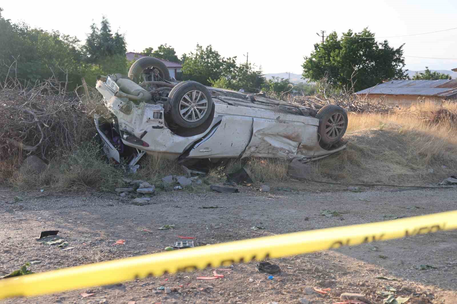 Hızını alamayan otomobil bahçeye uçtu: Olay anı güvenlik kamerasında
