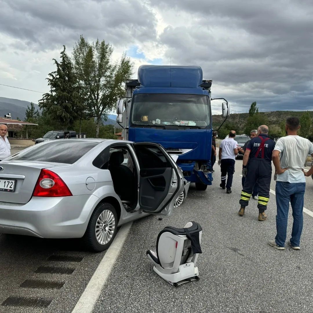 Kastamonu’da kamyon ile otomobil çarpıştı: 3 yaralı
