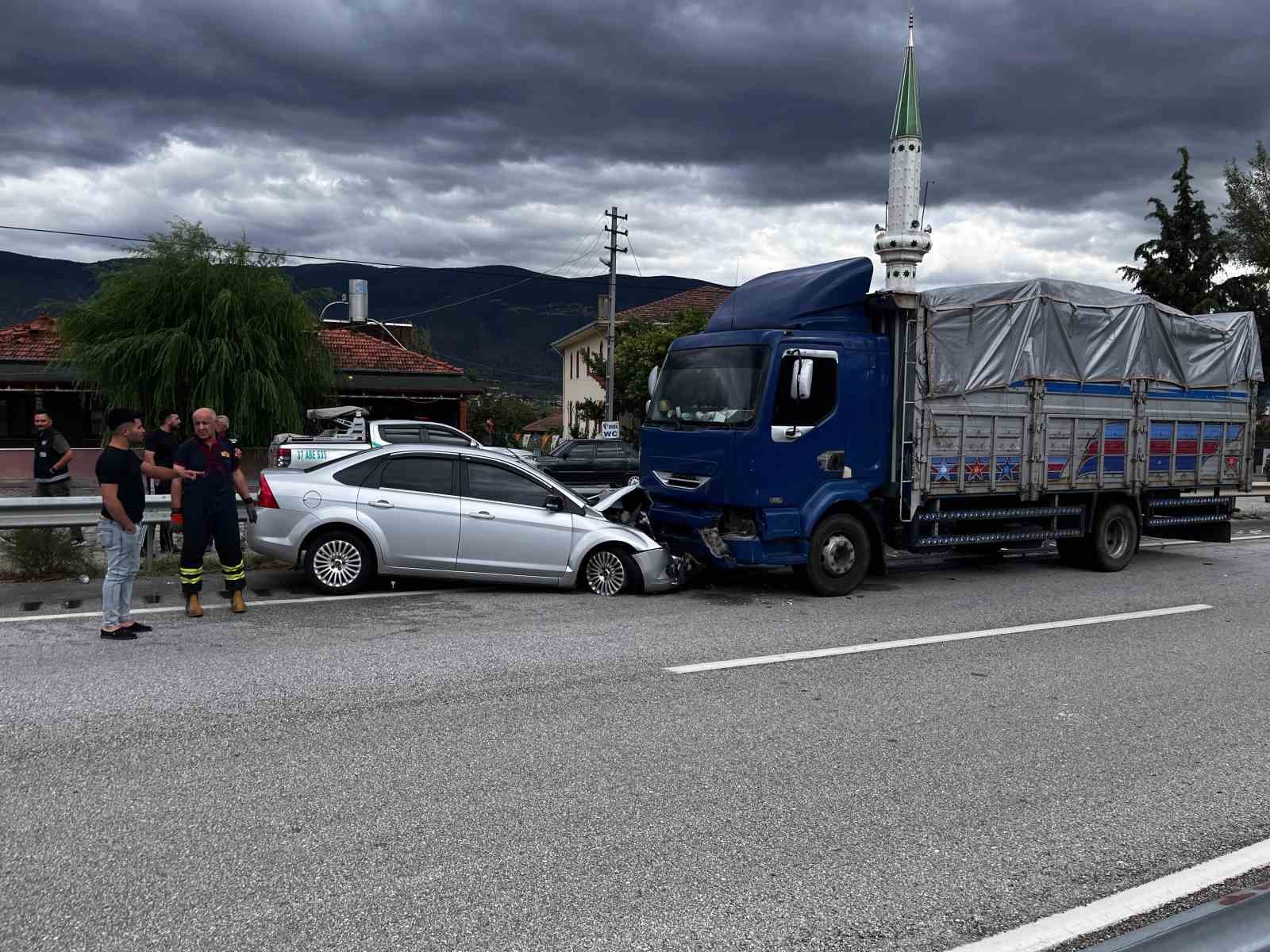 Kastamonu’da kamyon ile otomobil çarpıştı: 3 yaralı
