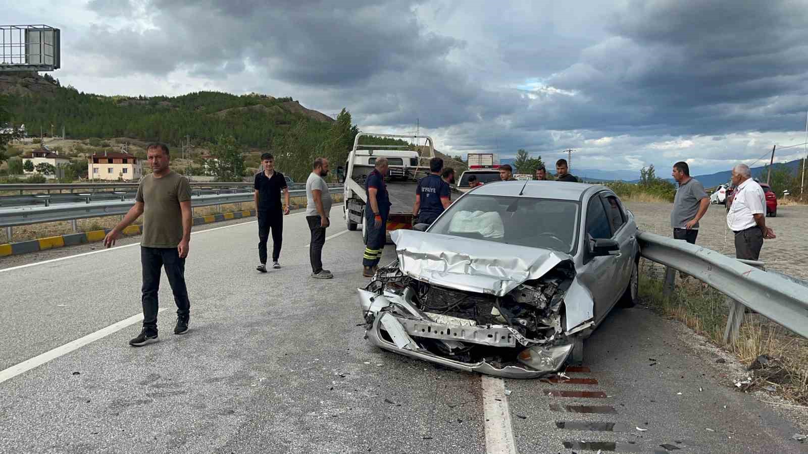 Kastamonu’da kamyon ile otomobil çarpıştı: 3 yaralı
