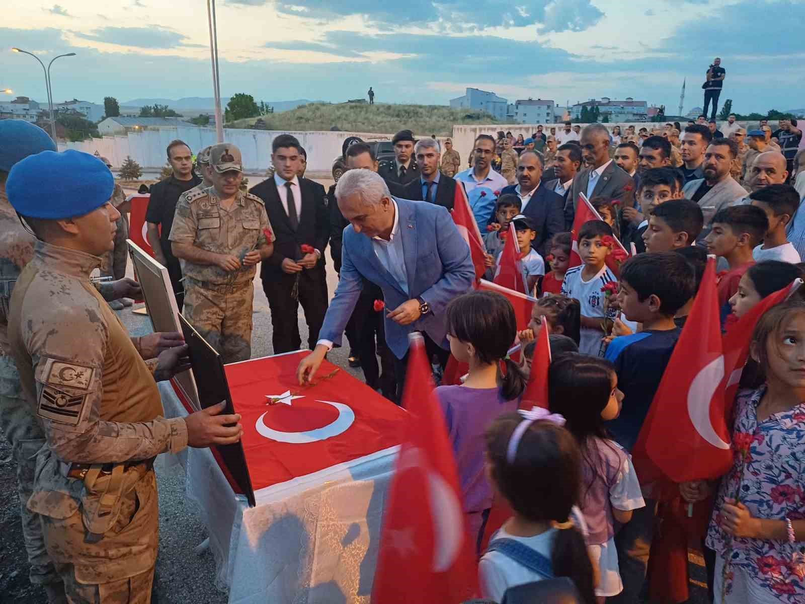 Malazgirt şehidini rahmetle andı, şehit edildiği yere karanfiller bırakıldı
