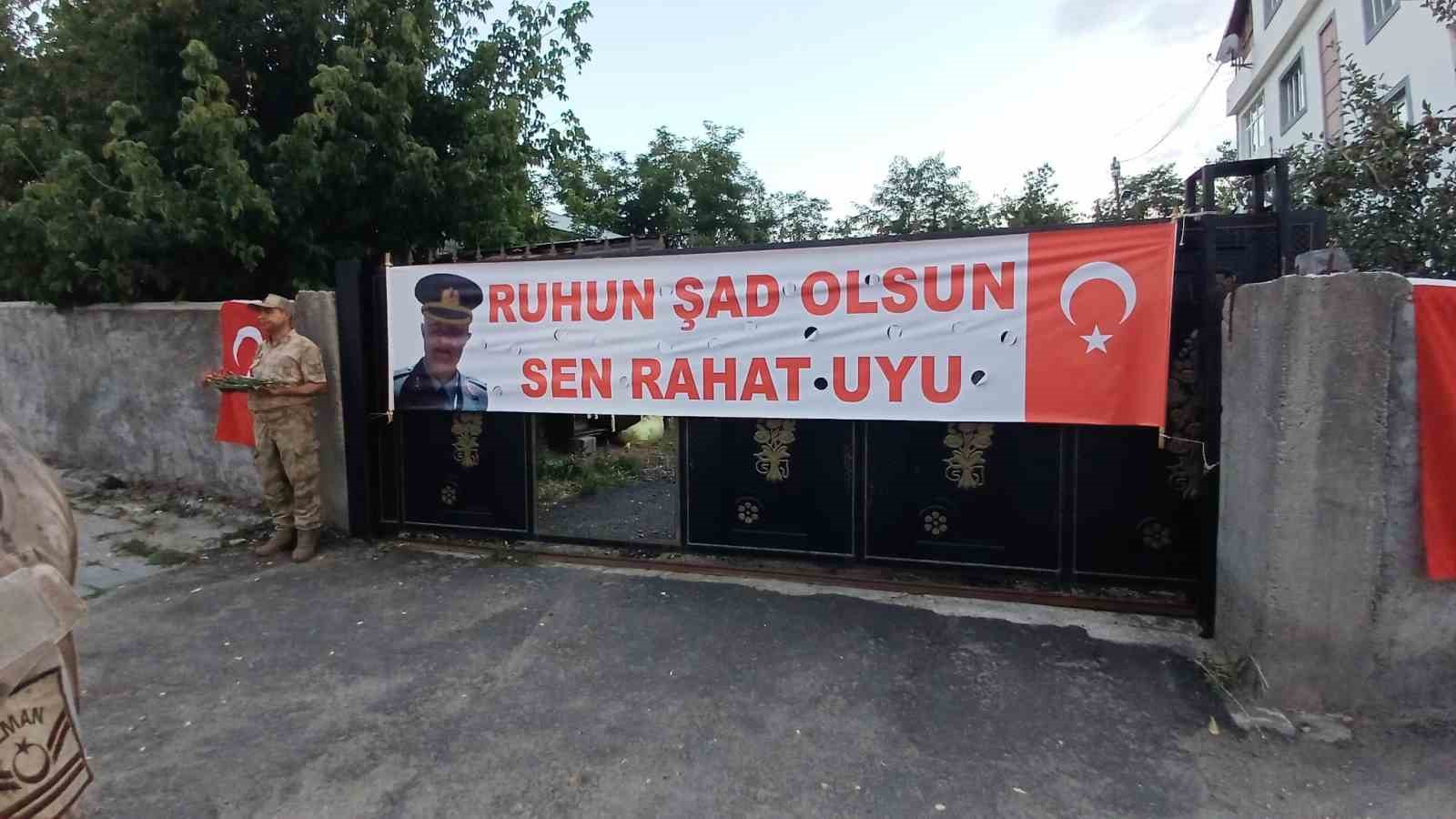 Malazgirt şehidini rahmetle andı, şehit edildiği yere karanfiller bırakıldı
