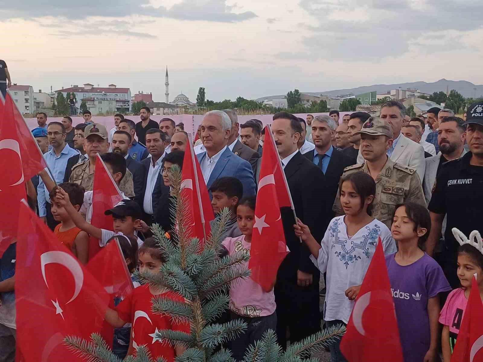 Malazgirt şehidini rahmetle andı, şehit edildiği yere karanfiller bırakıldı
