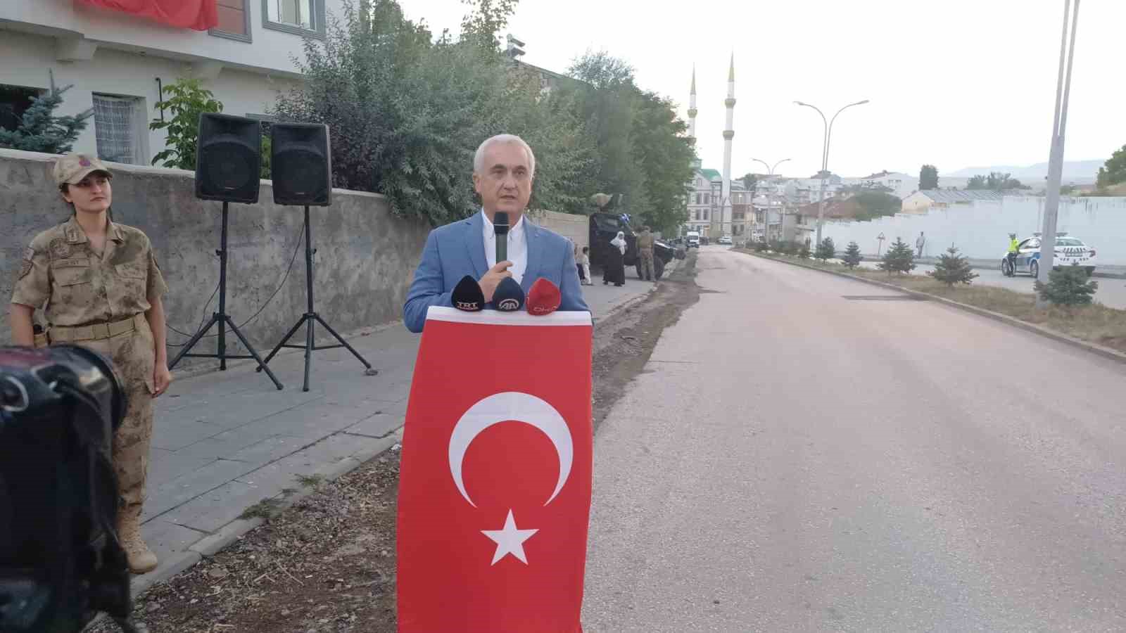 Malazgirt şehidini rahmetle andı, şehit edildiği yere karanfiller bırakıldı
