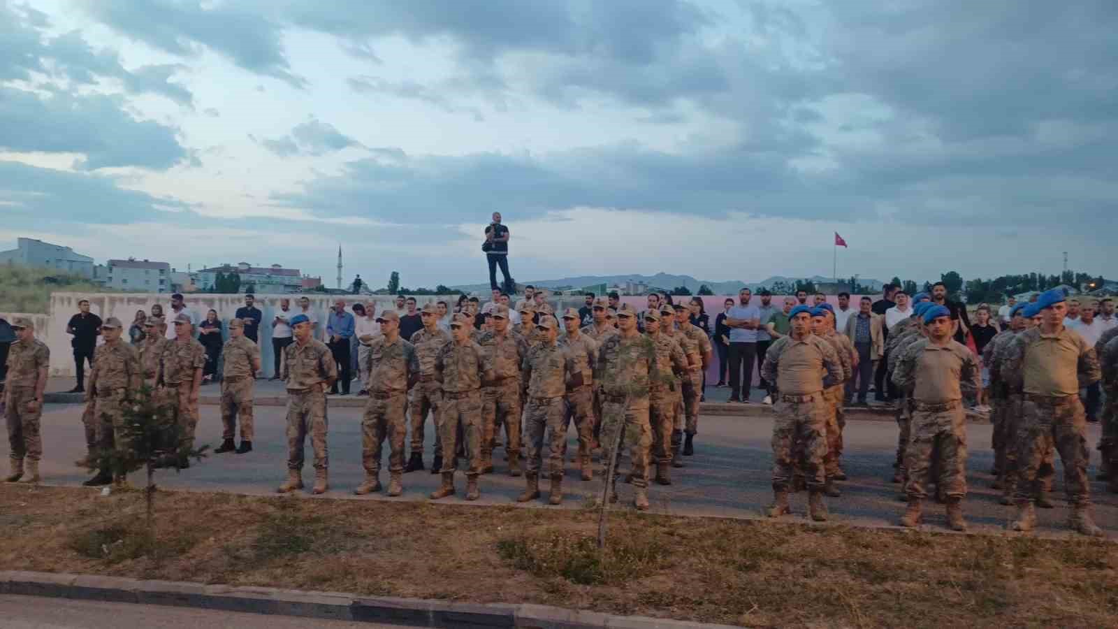 Malazgirt şehidini rahmetle andı, şehit edildiği yere karanfiller bırakıldı
