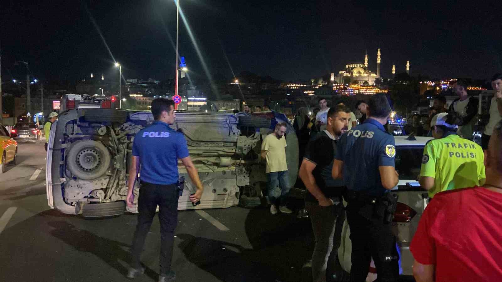 Galata Köprüsü’nde park halindeki araçlara vuran hafif ticari araç yan yattı: 2 yaralı
