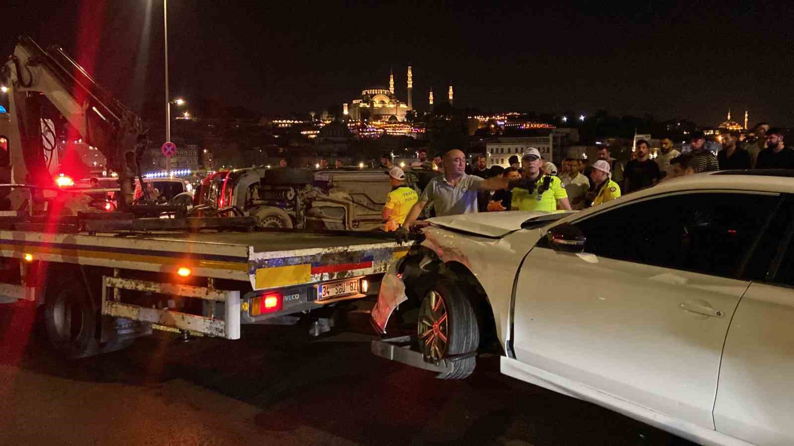 Galata Köprüsü’nde park halindeki araçlara vuran hafif ticari araç yan yattı: 2 yaralı
