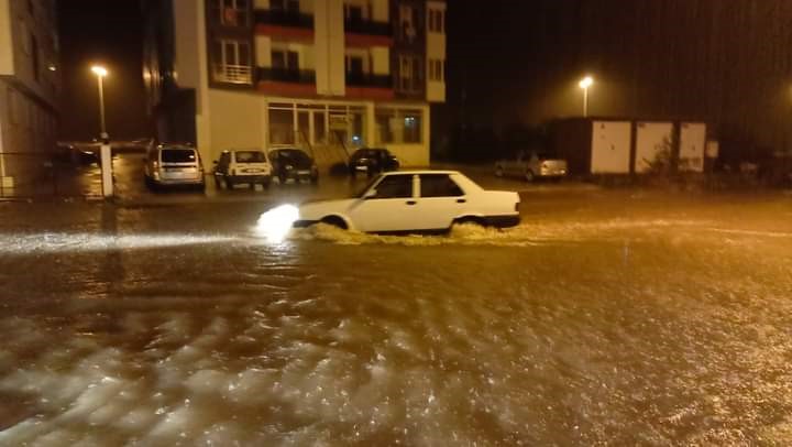 Sinop’ta şiddetli yağış taşkınlara yol açtı
