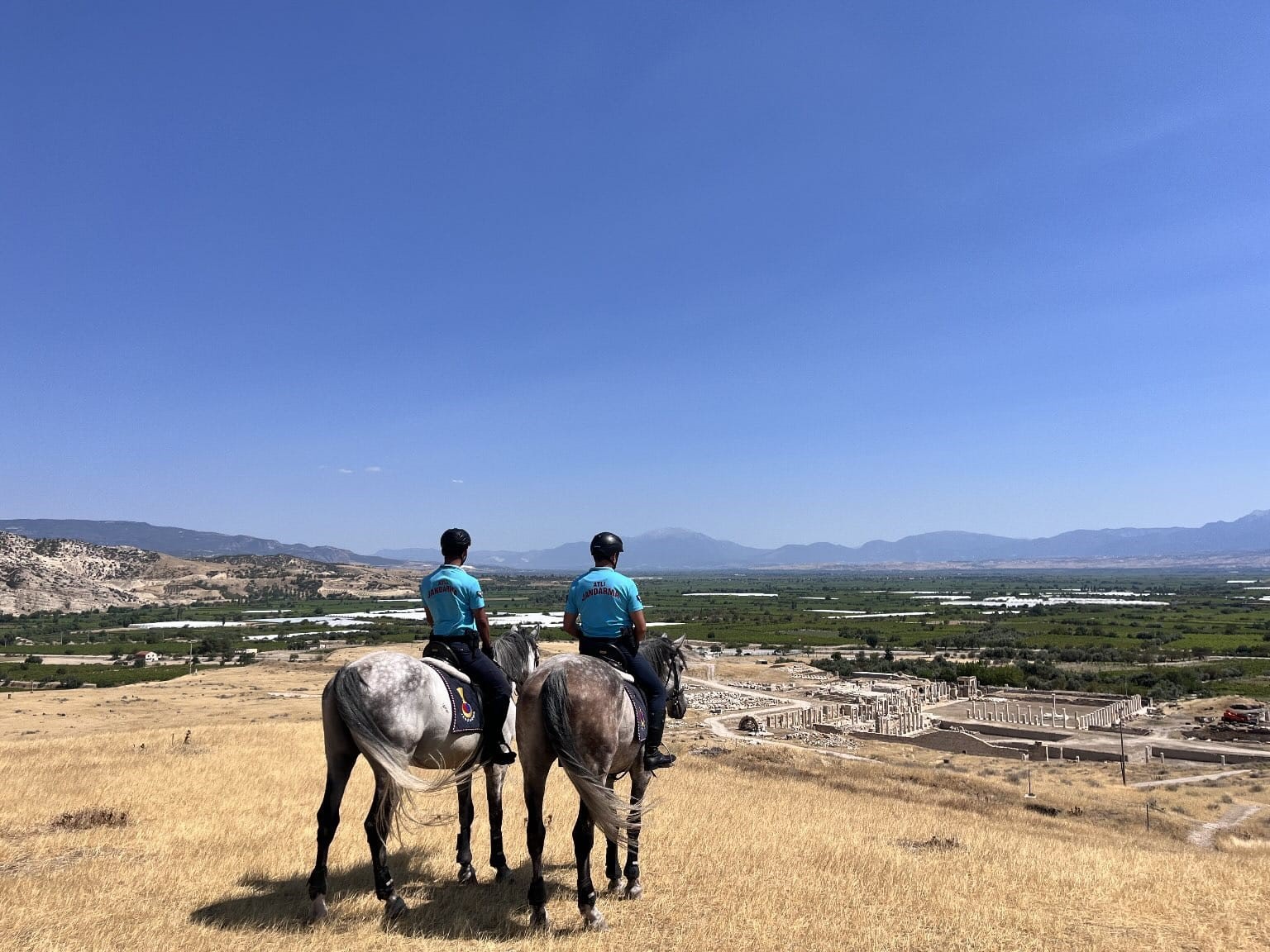 Atlı jandarma timi Tripolis’te devriye gezdi
