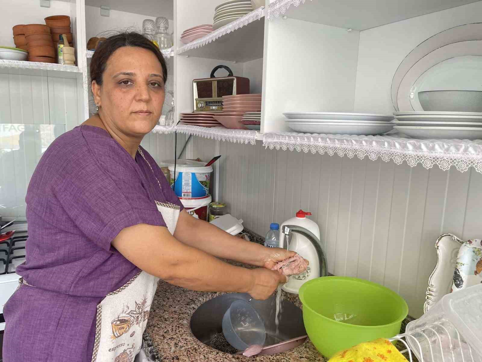 Depremzede esnafın konteynerine giren hırsız içli köfte yiyip, bulaşıkları yıkadı
