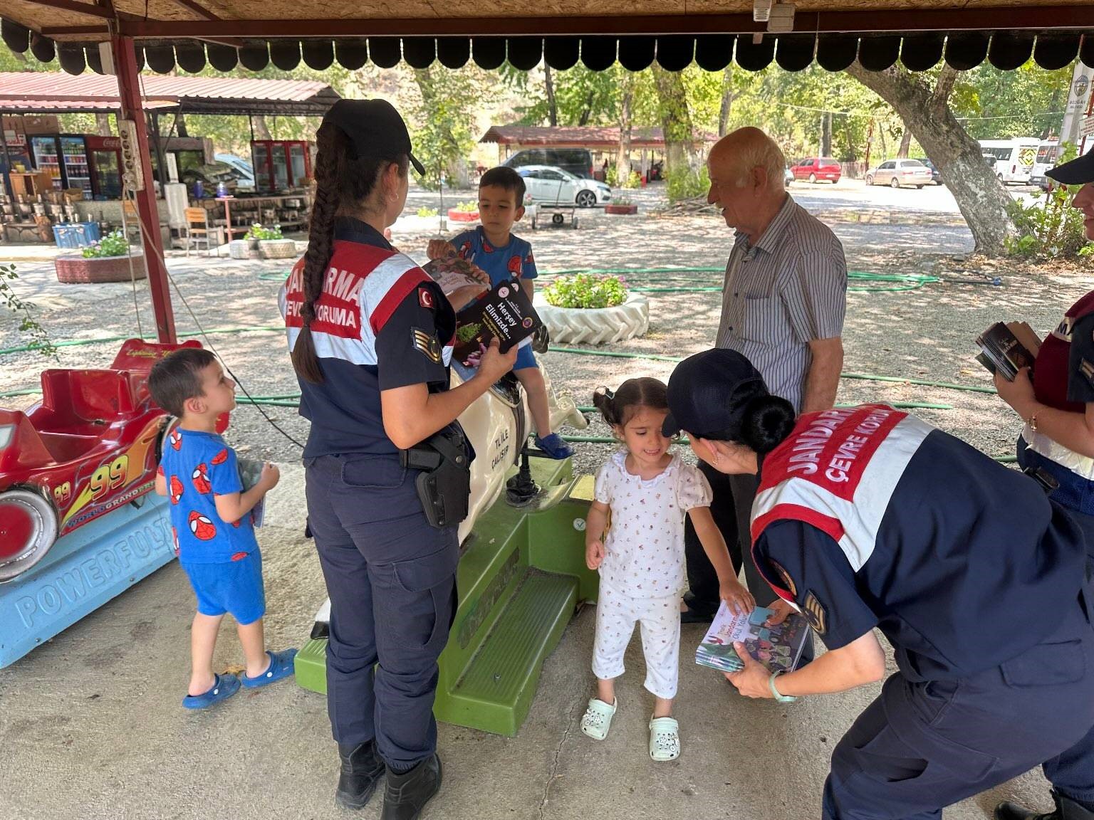 Jandarma yangınlara dikkat çekti, vatandaşları bilgilendirdi
