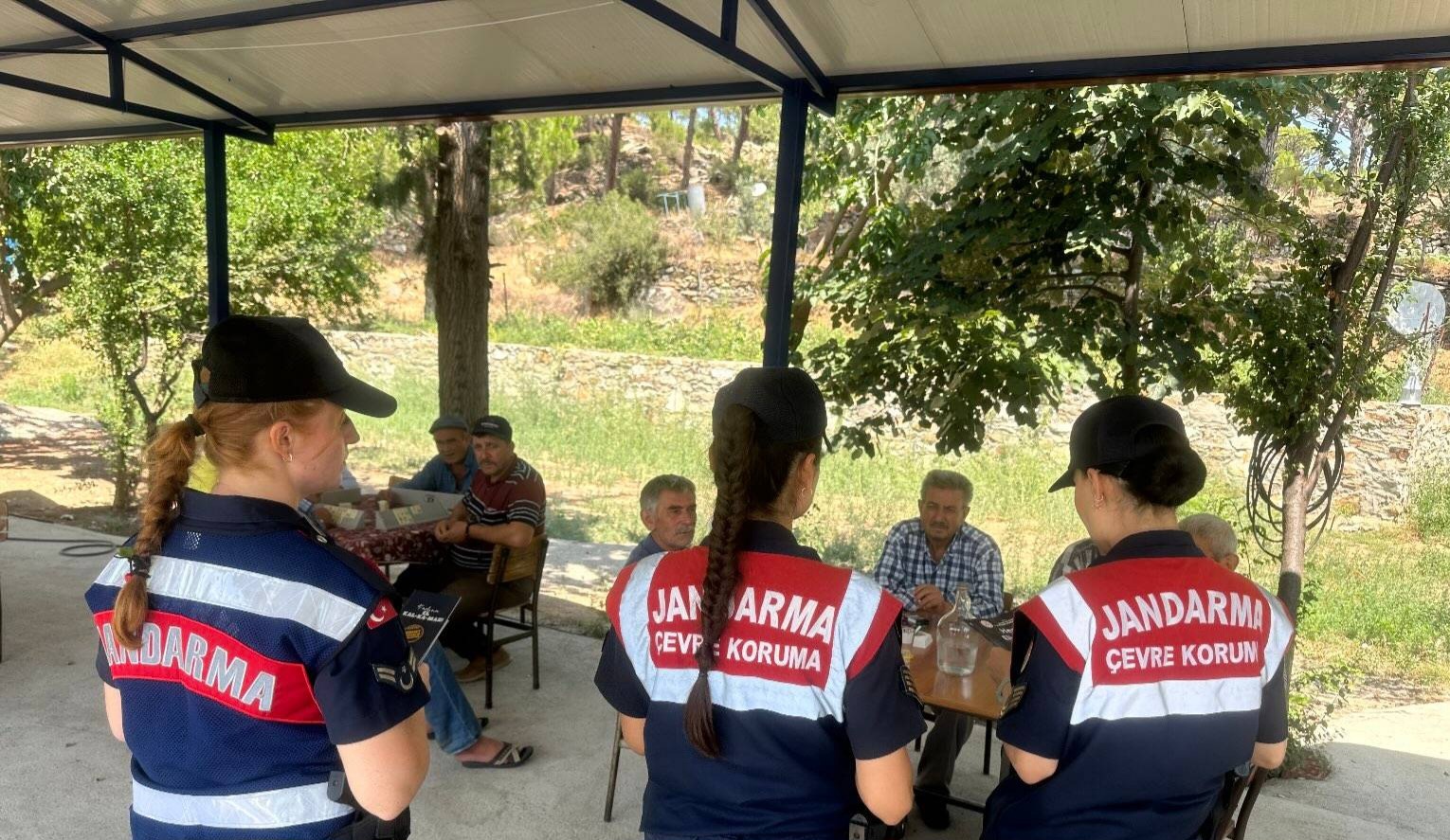 Jandarma yangınlara dikkat çekti, vatandaşları bilgilendirdi
