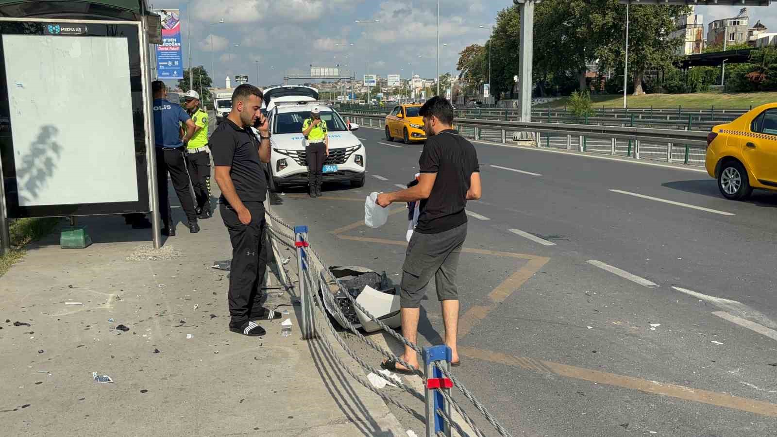 Fatih’te bariyerlere çarpan otomobil takla attı
