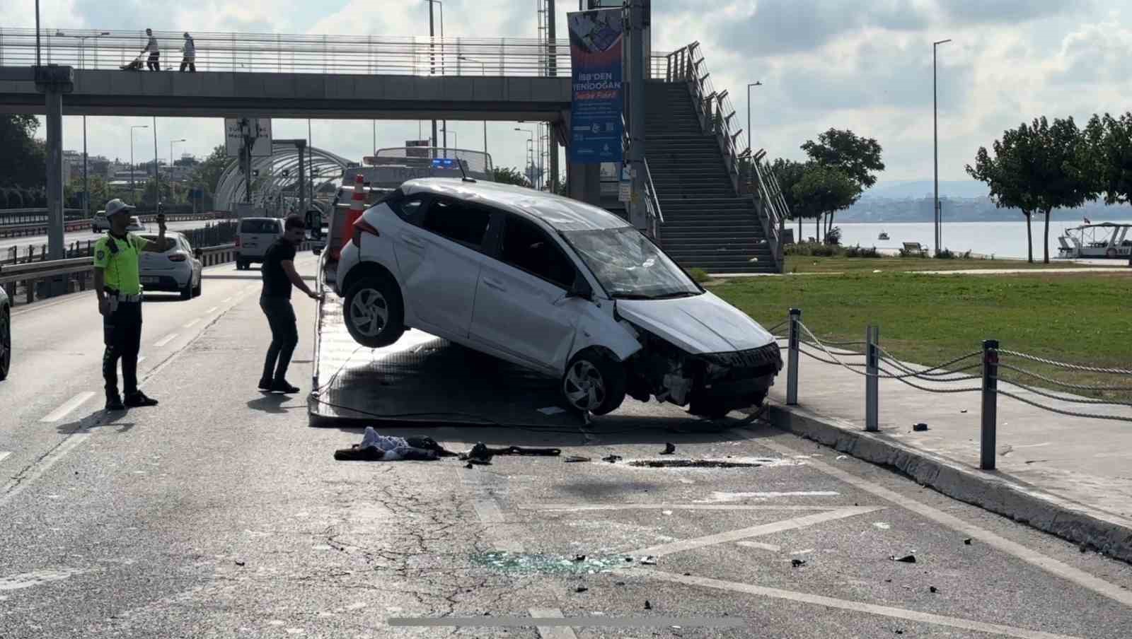 Fatih’te bariyerlere çarpan otomobil takla attı
