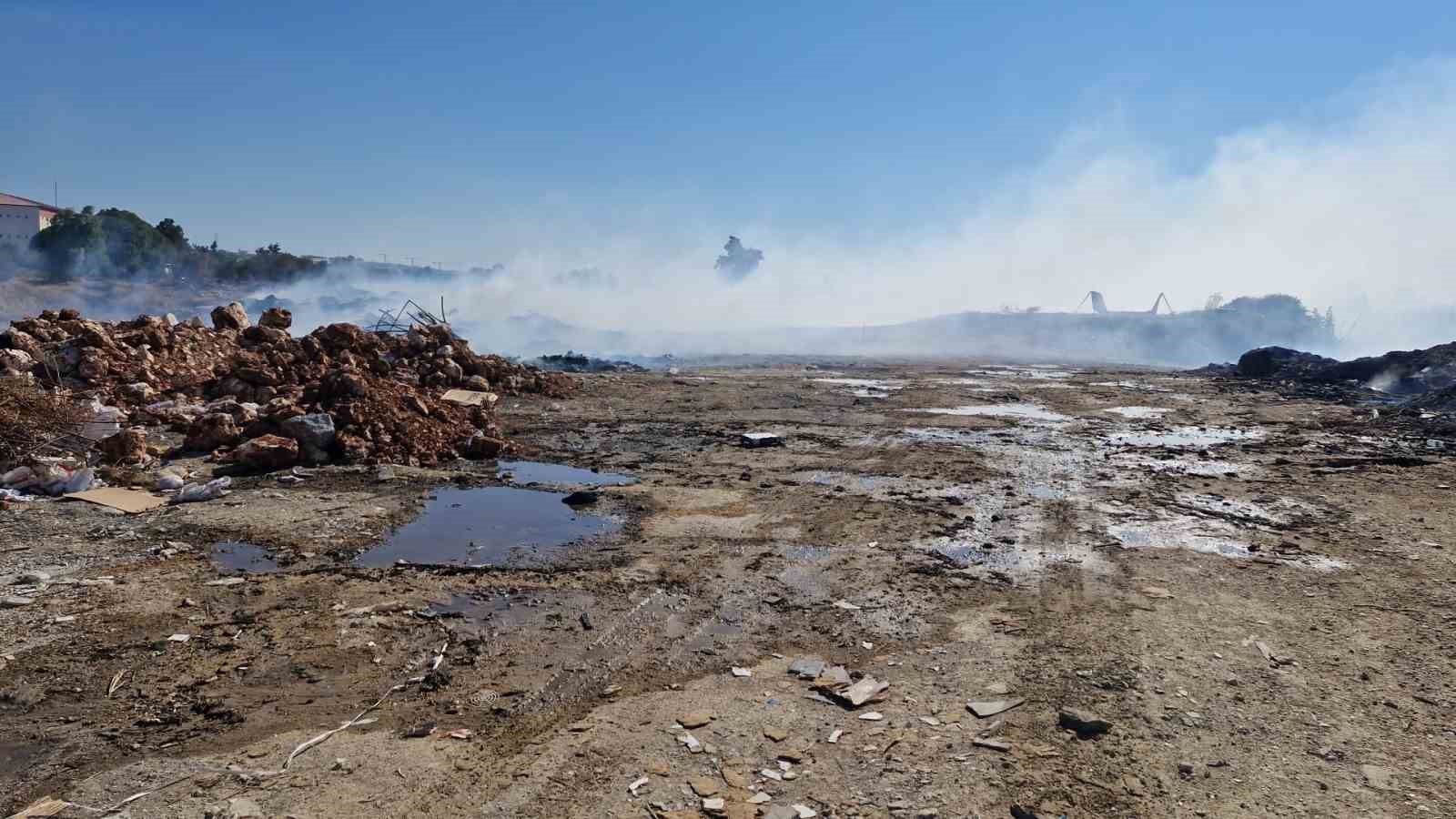 Mersin Silifke’de liman şantiyesinde yangın, ekipler havadan ve karadan müdahale ediyor
