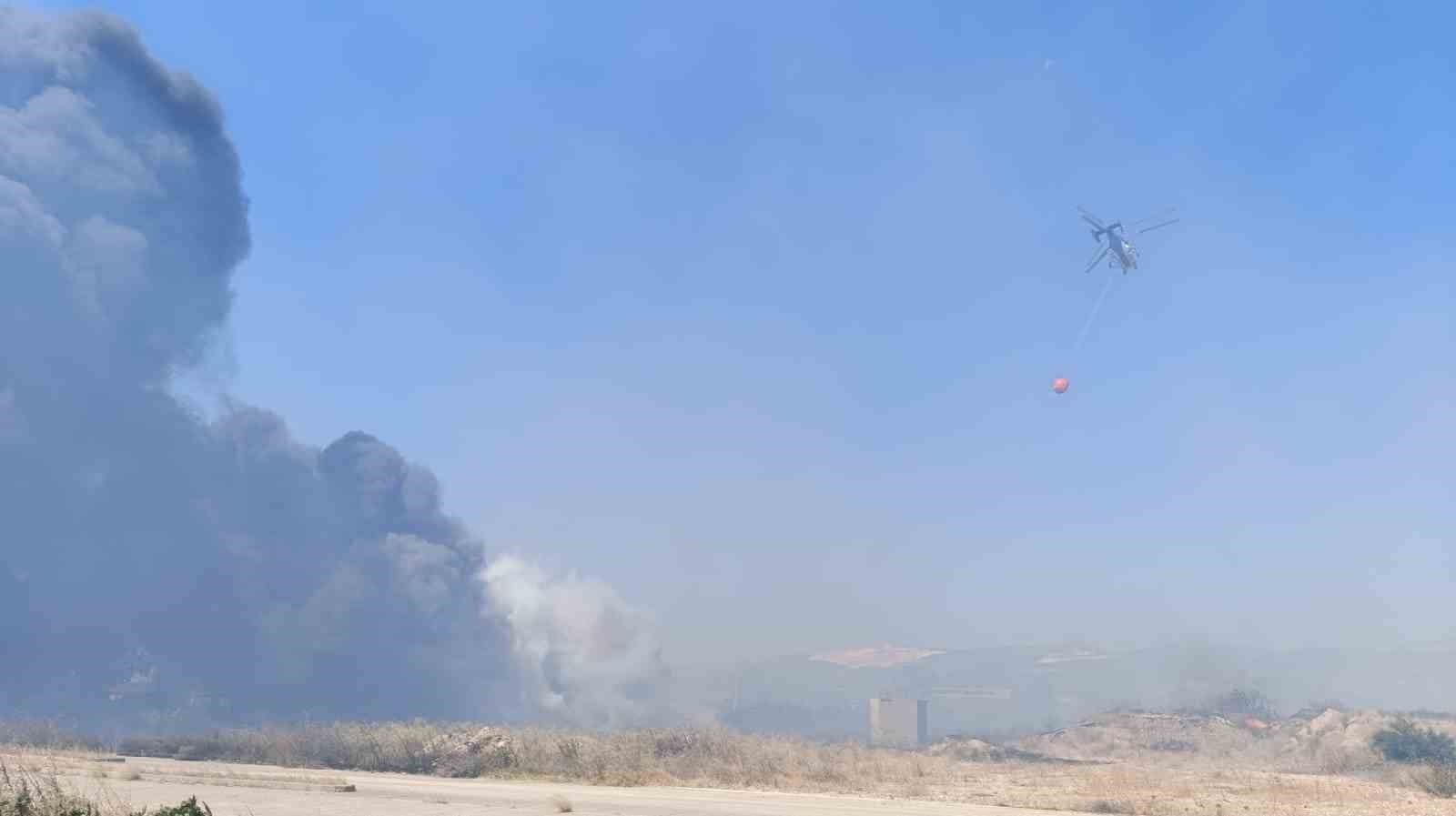 Mersin Silifke’de liman şantiyesinde yangın, ekipler havadan ve karadan müdahale ediyor
