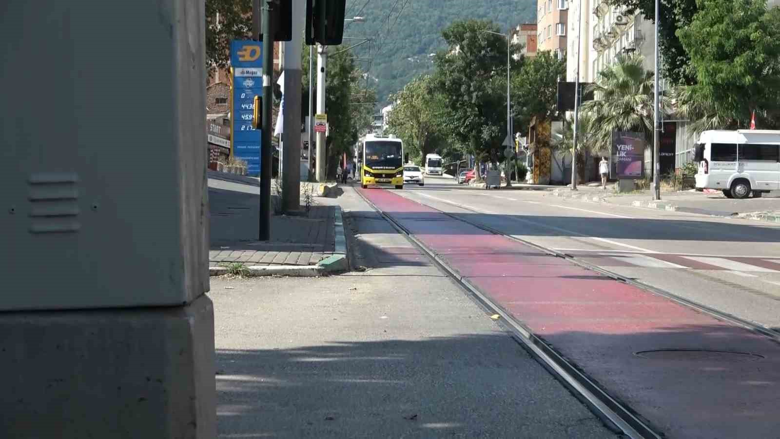 Sıkıştırdığı otobüs kaza yaptı, bir şey olmamış gibi yoluna devam etti
