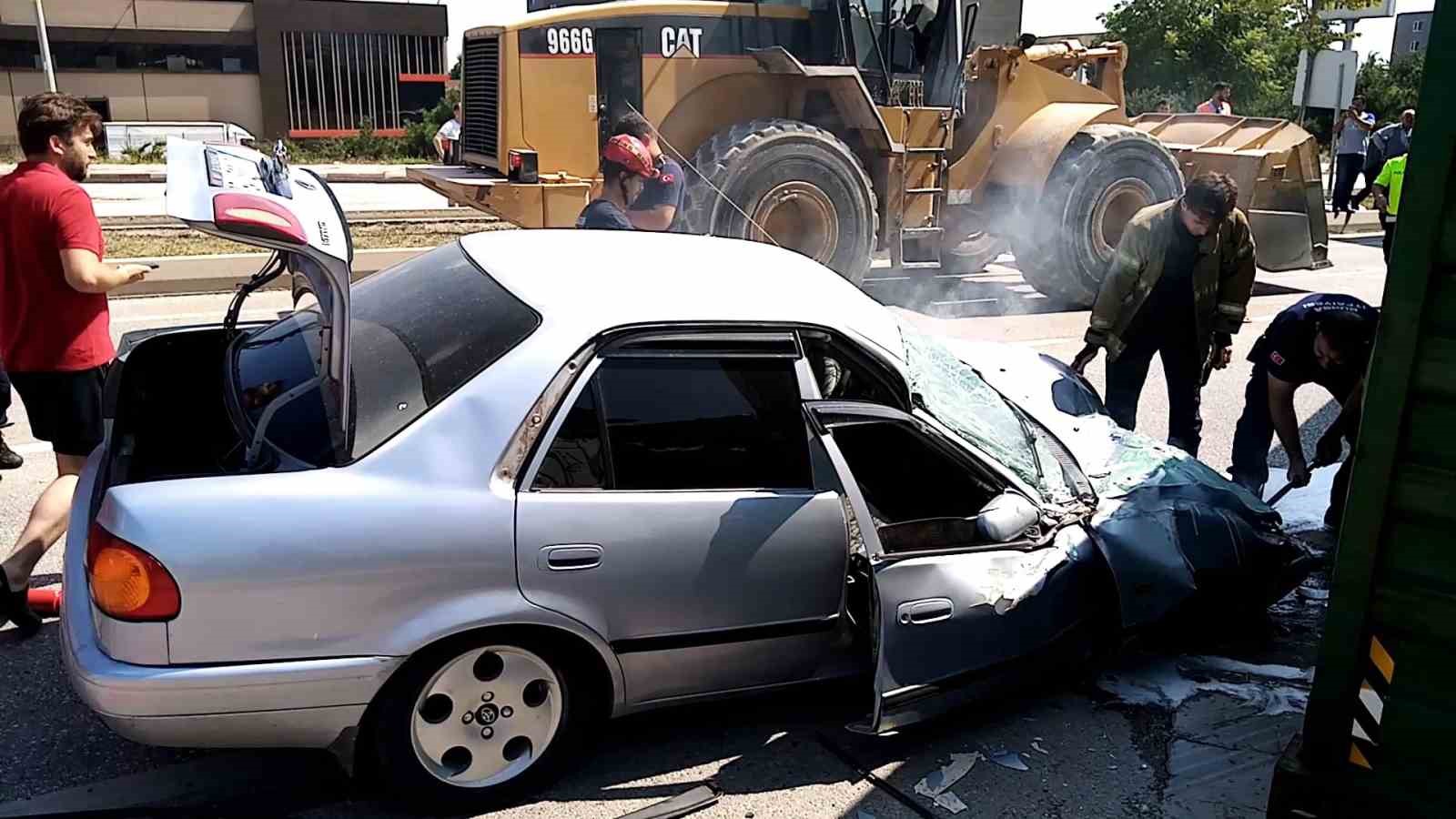 Üzerine tır devrilen otomobildeki aile ölümden döndü
