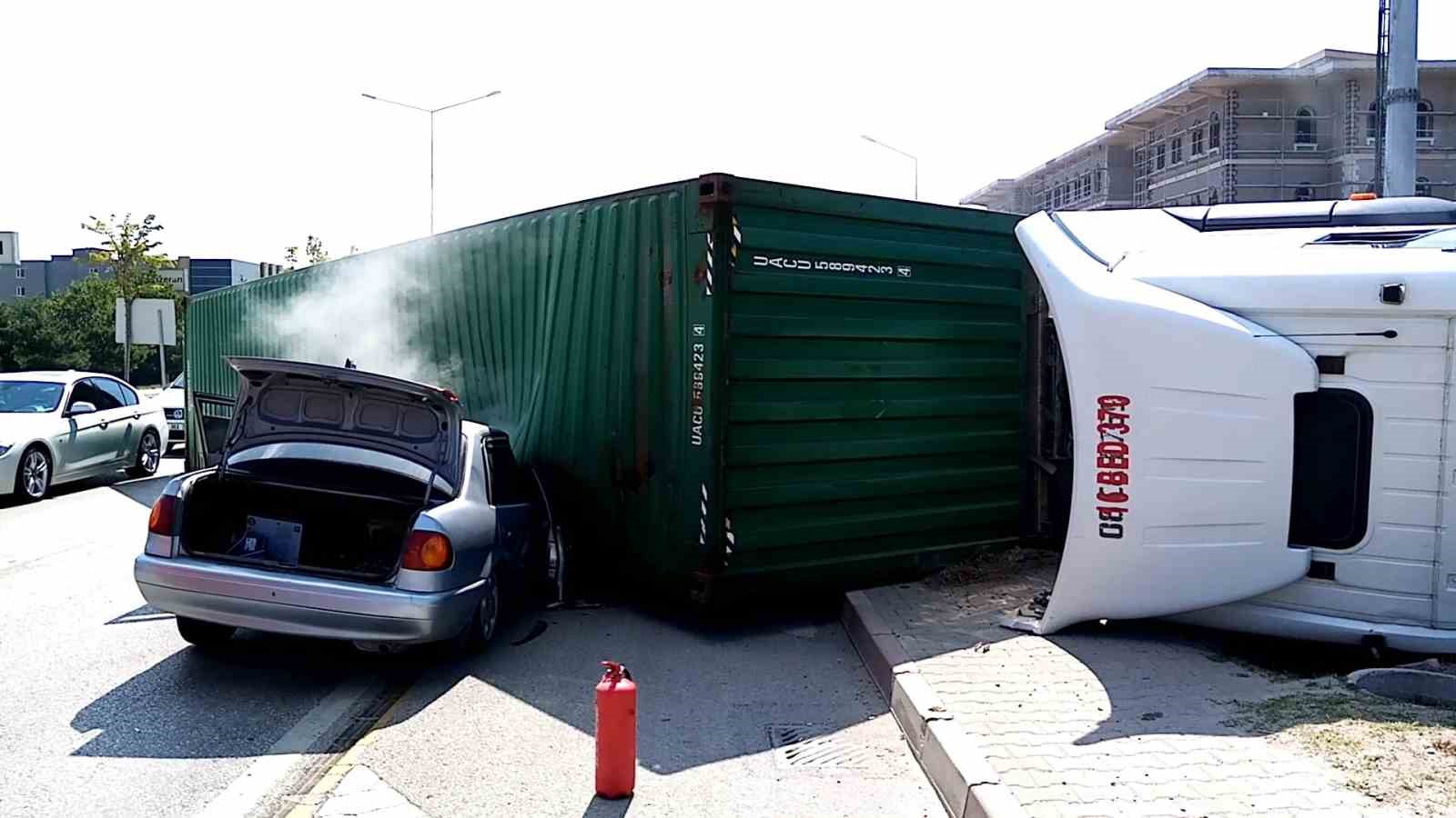 Üzerine tır devrilen otomobildeki aile ölümden döndü
